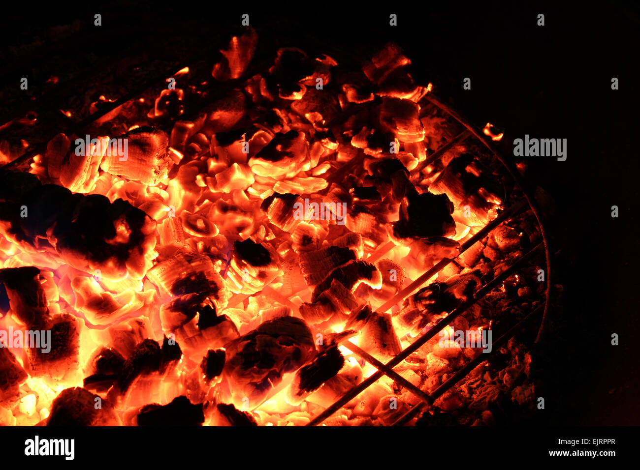 Red Hot carbones son todo lo que queda de una fogata que se quema lentamente Foto de stock