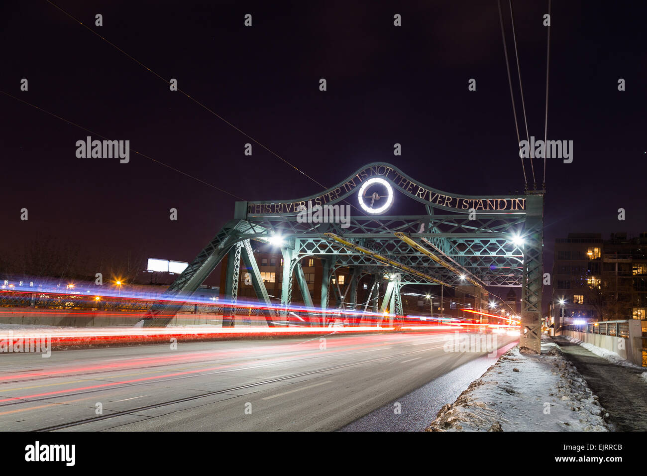 Puente y tráfico en Toronto por la noche Foto de stock