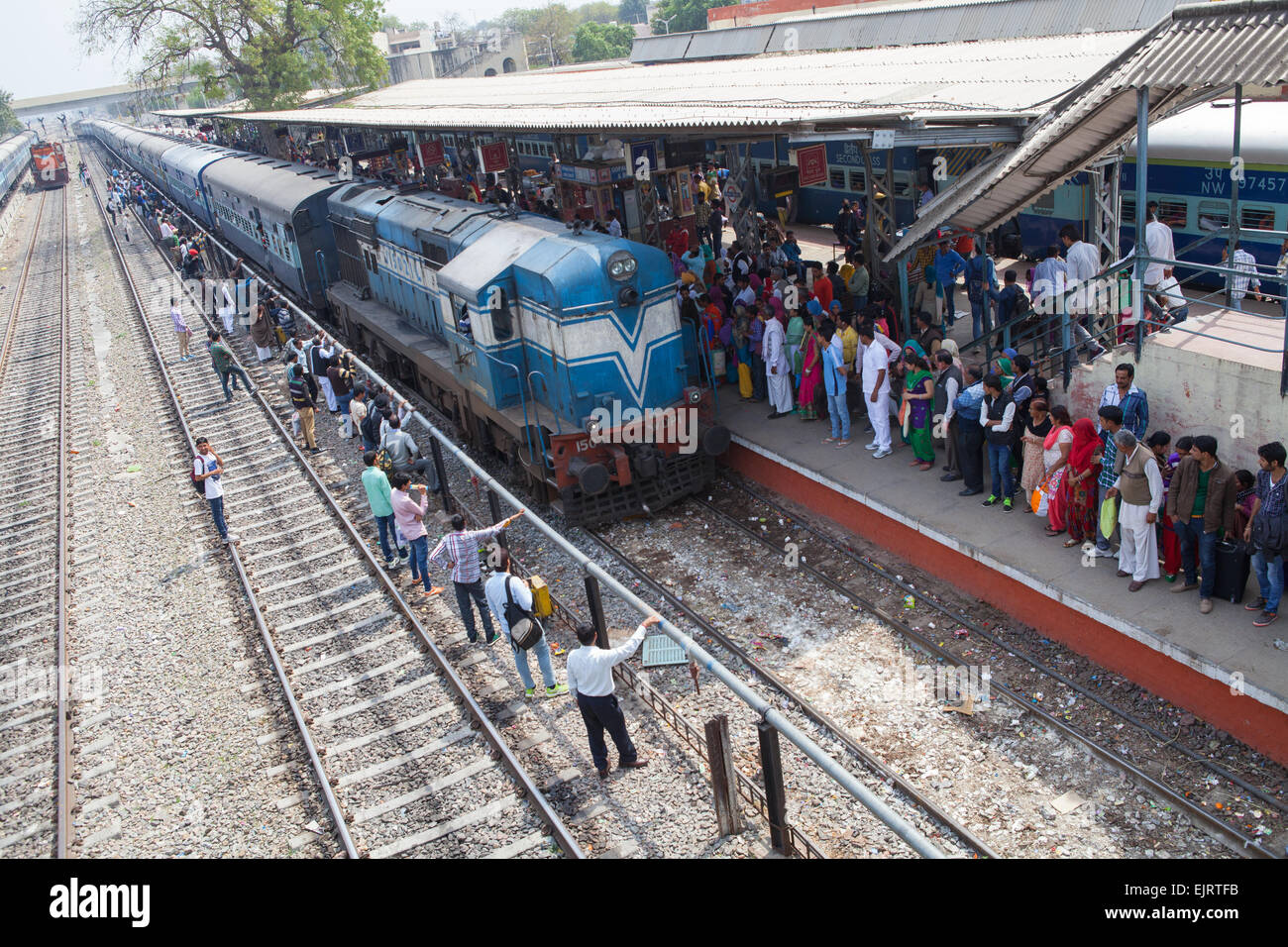 Tren de pasajeros en la Estación de Ferrocarril de Rohtak Foto de stock