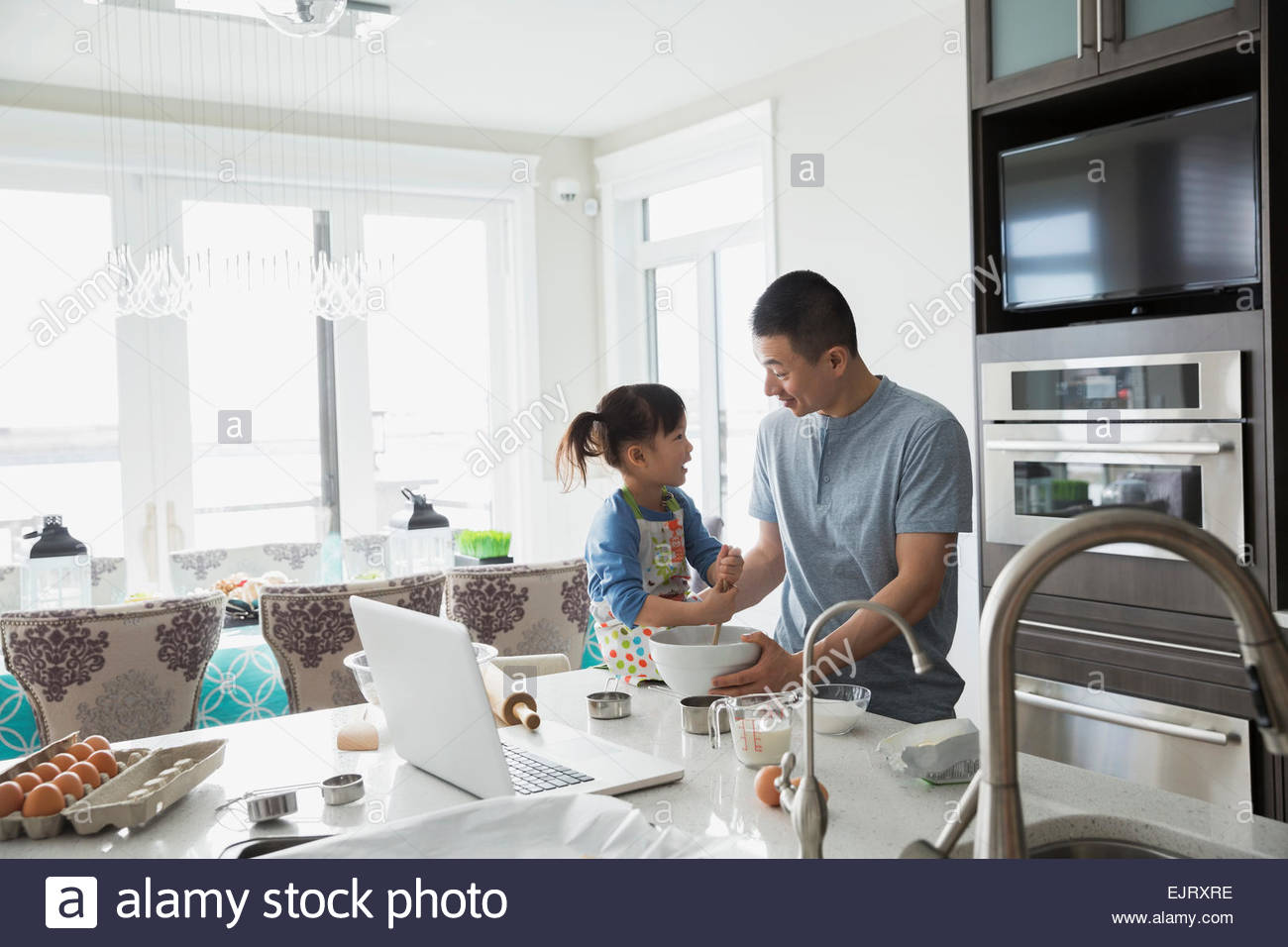 Padre e hija en la cocina para hornear Foto de stock