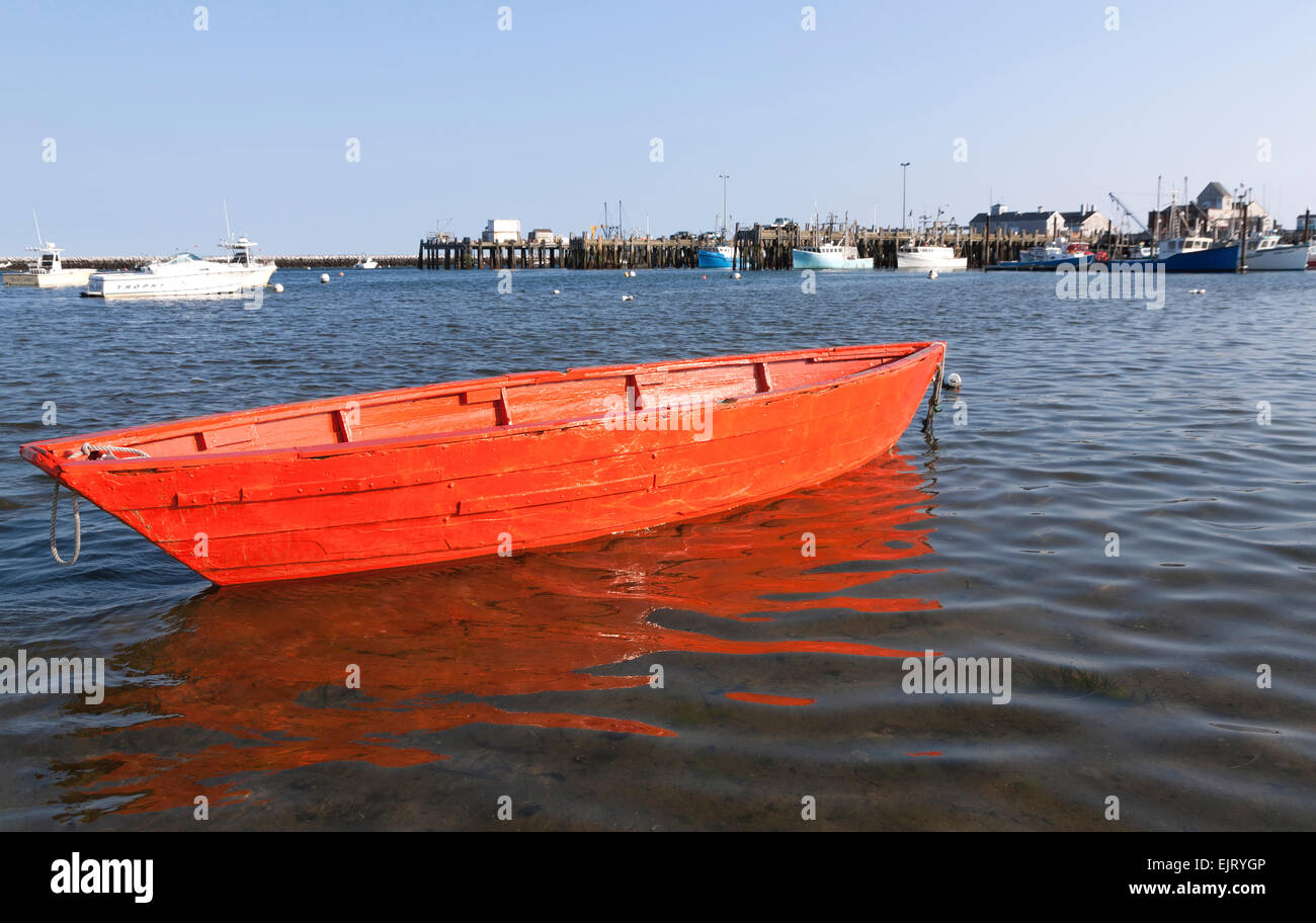 Dory rojo brillante en Cape Cod Bay en Massachusetts. Foto de stock