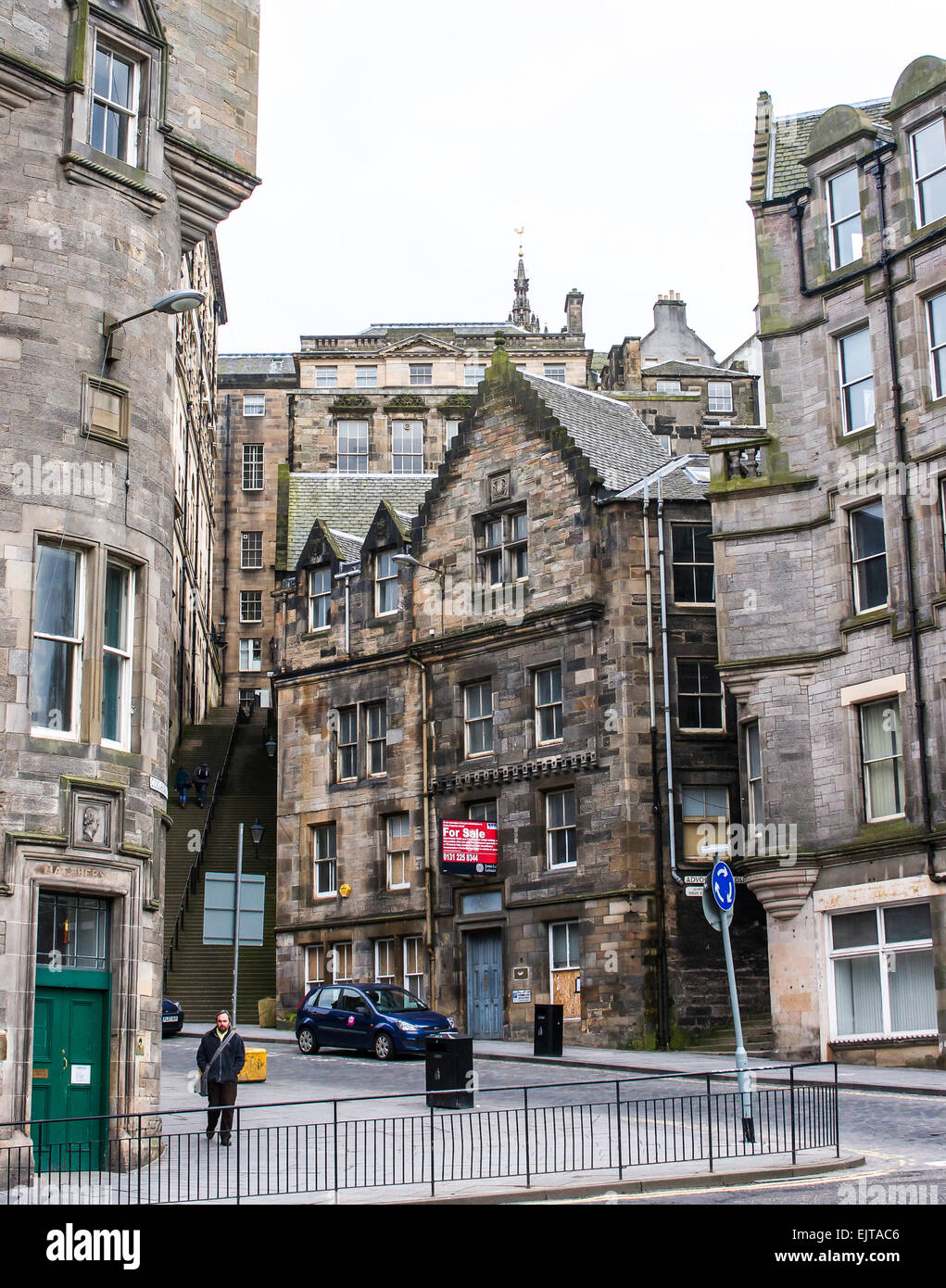 Una típica escena callejera en Edimburgo, Escocia, que está lleno de calles sinuosas y empinadas escaleras para conectar los niveles. Foto de stock