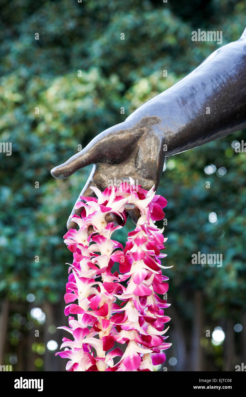 Honolulu, Hawai, Estados Unidos. 21 Dec, 2014. Cerca de la Estatua de la Reina Liliuokalani mano sujetando un lei (collar de flores hawaiano). Foto de stock