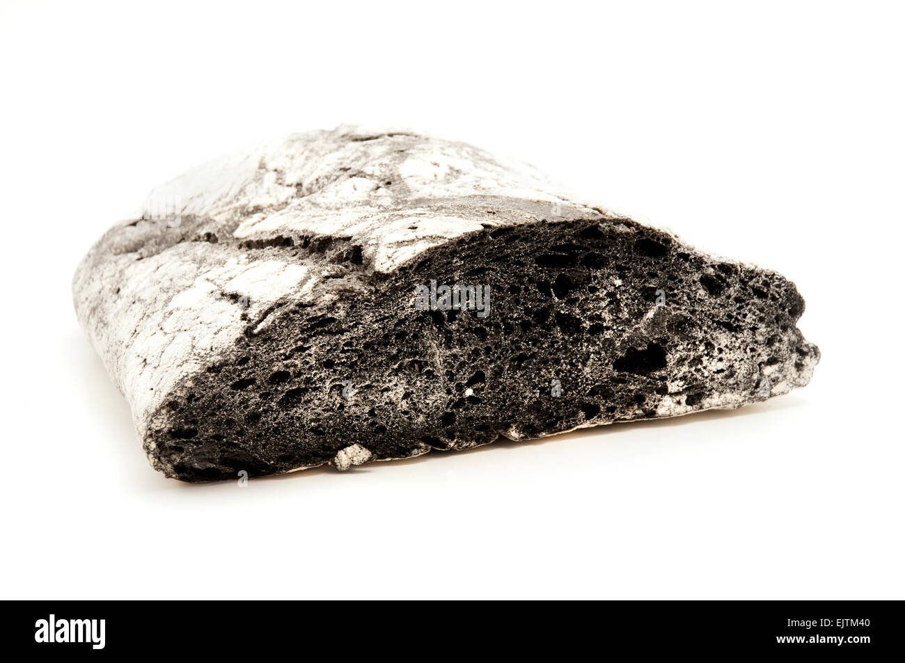 Pan de carbón negro sobre un fondo blanco. Foto de stock