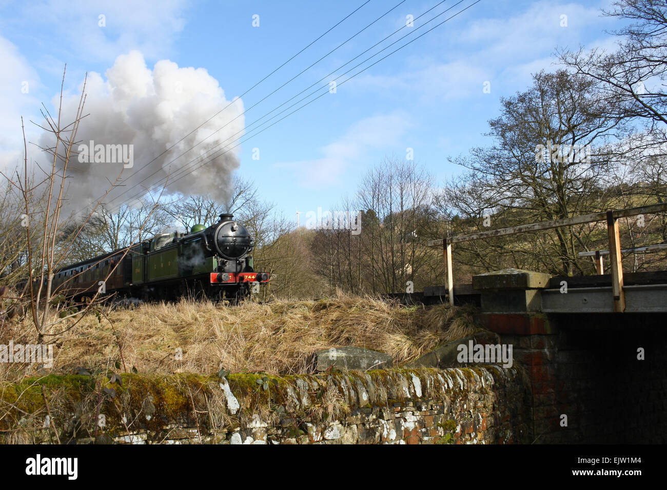 Locomotora de vapor GNR número 1744 a través de un puente sobre el KWVR cerca Oxenhope, Yorkshire Foto de stock