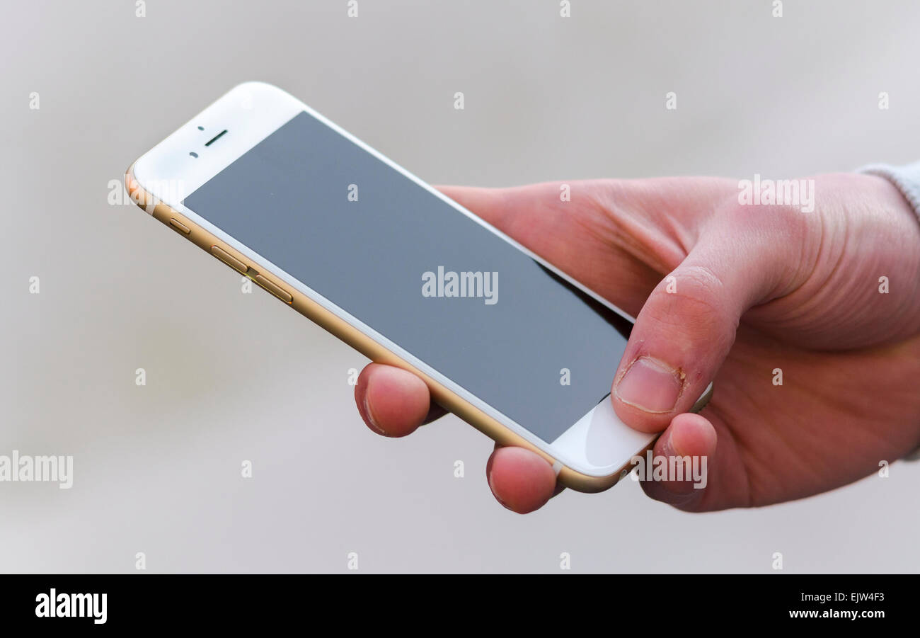Pero Kilómetros Manía Persona sosteniendo el Apple Iphone 6 Smartphone Fotografía de stock - Alamy
