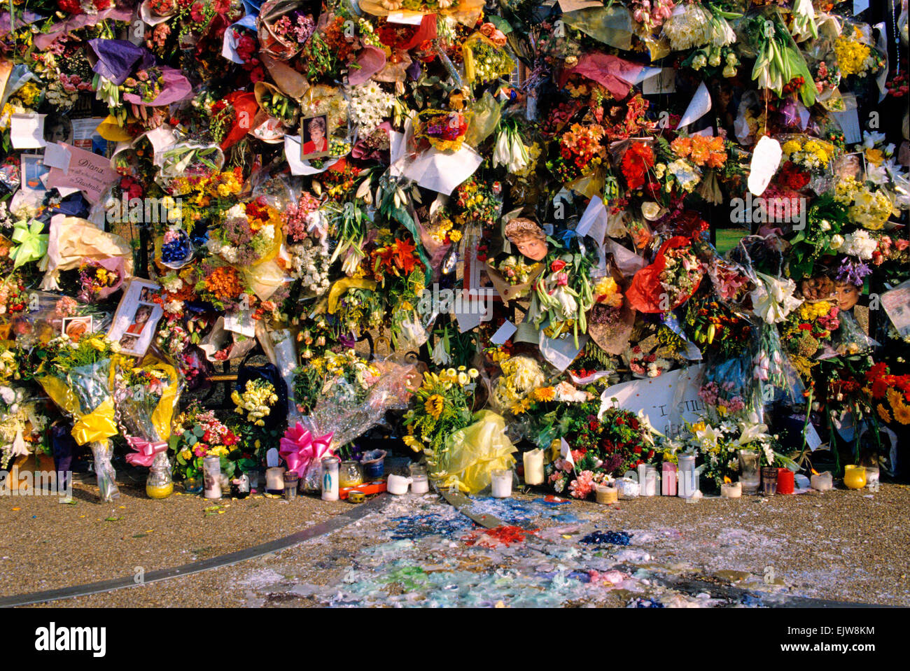 Homenajes florales a princesa Diana fuera del Palacio de Kensington en el segundo aniversario de su muerte, el Palacio de Kensington, Londres, Reino Unido - 31 de agosto de 1999. Foto de stock