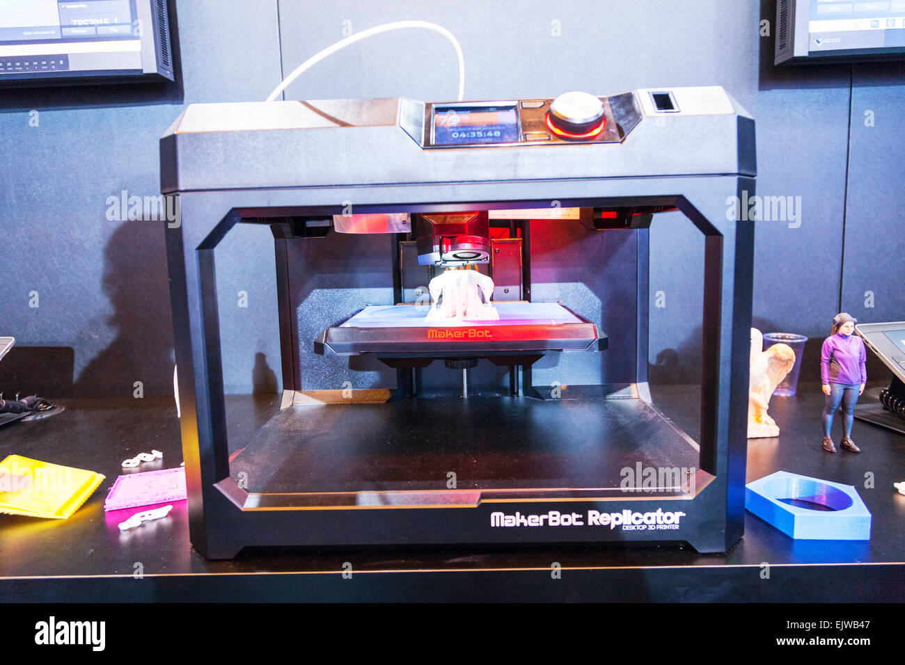 Impresora 3d para hacer modelo de plástico de la máquina de impresión de trabajo elemento tridimensional para uso médico uso utiliza el porvenir de la ciencia Foto de stock