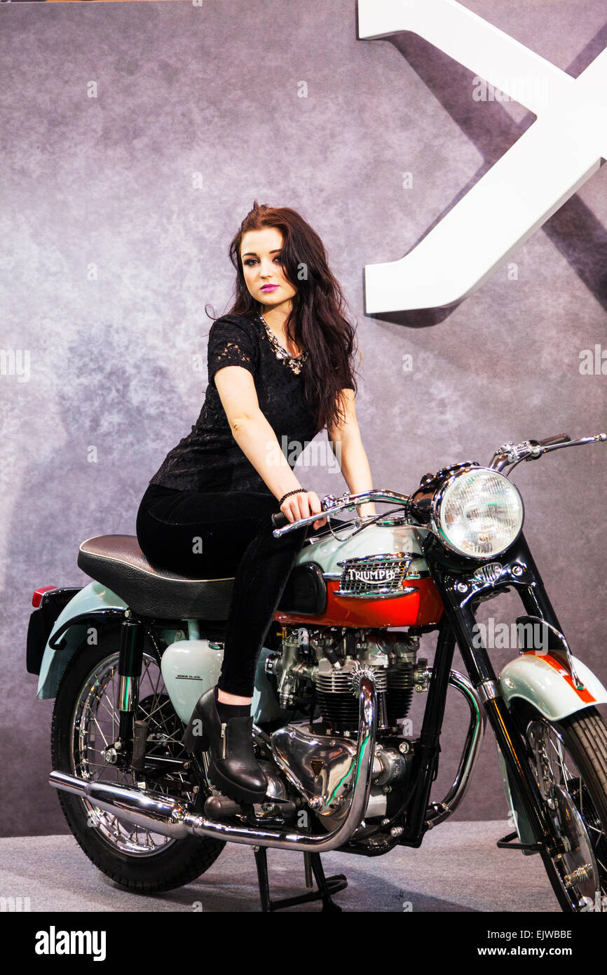 Chica guapa morenita posando en Triunfo moto moto moto teen sexy modelado  modelo sensual joven precioso Fotografía de stock - Alamy