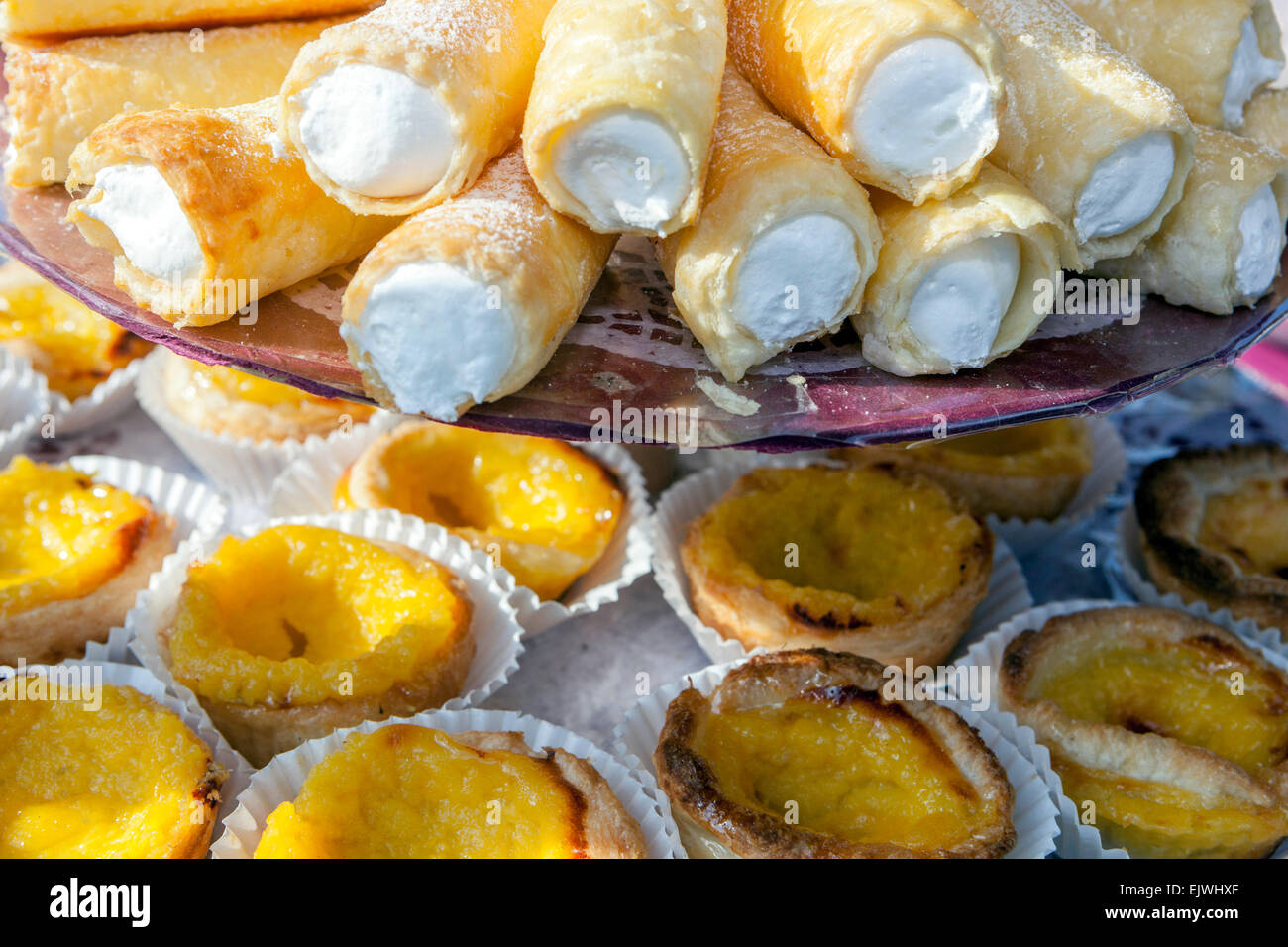 Cuernos de crema, postre de pastel de limón, postre tradicional checo Foto de stock