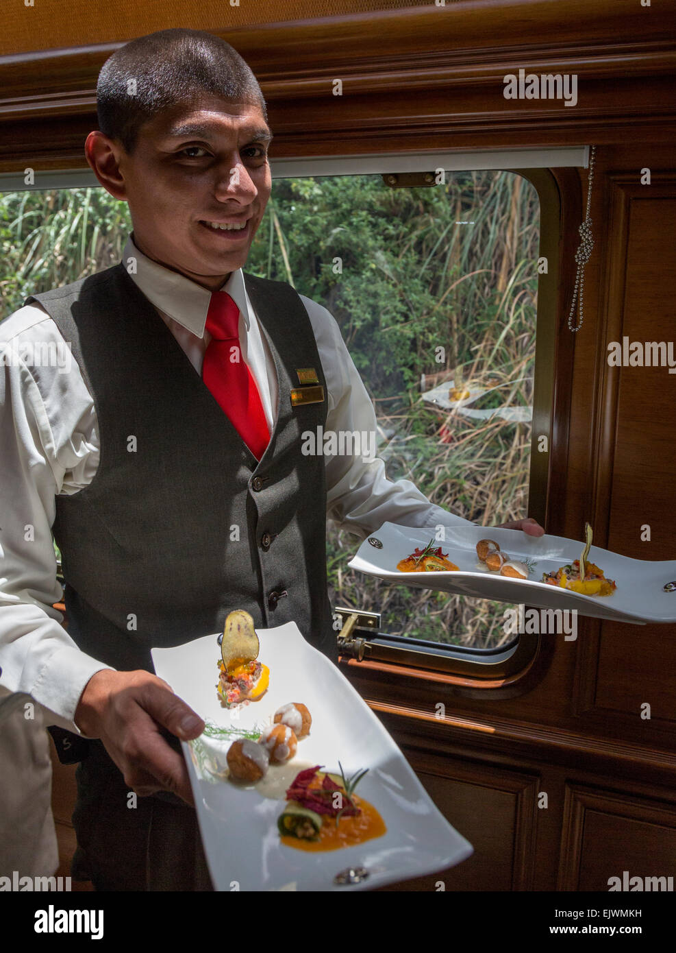 Perú, Machu Picchu. Sirviendo el almuerzo en el tren Clase Ejecutiva ferroviario inca de Ollantaytambo a Machu Picchu. Foto de stock