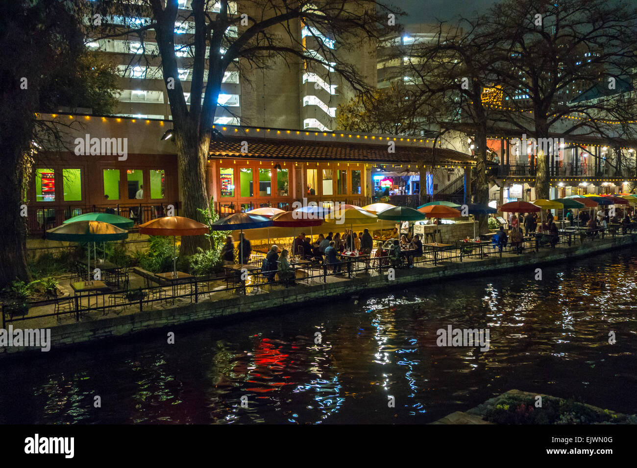 Noche en el centro de San Antonio River Walk Foto de stock
