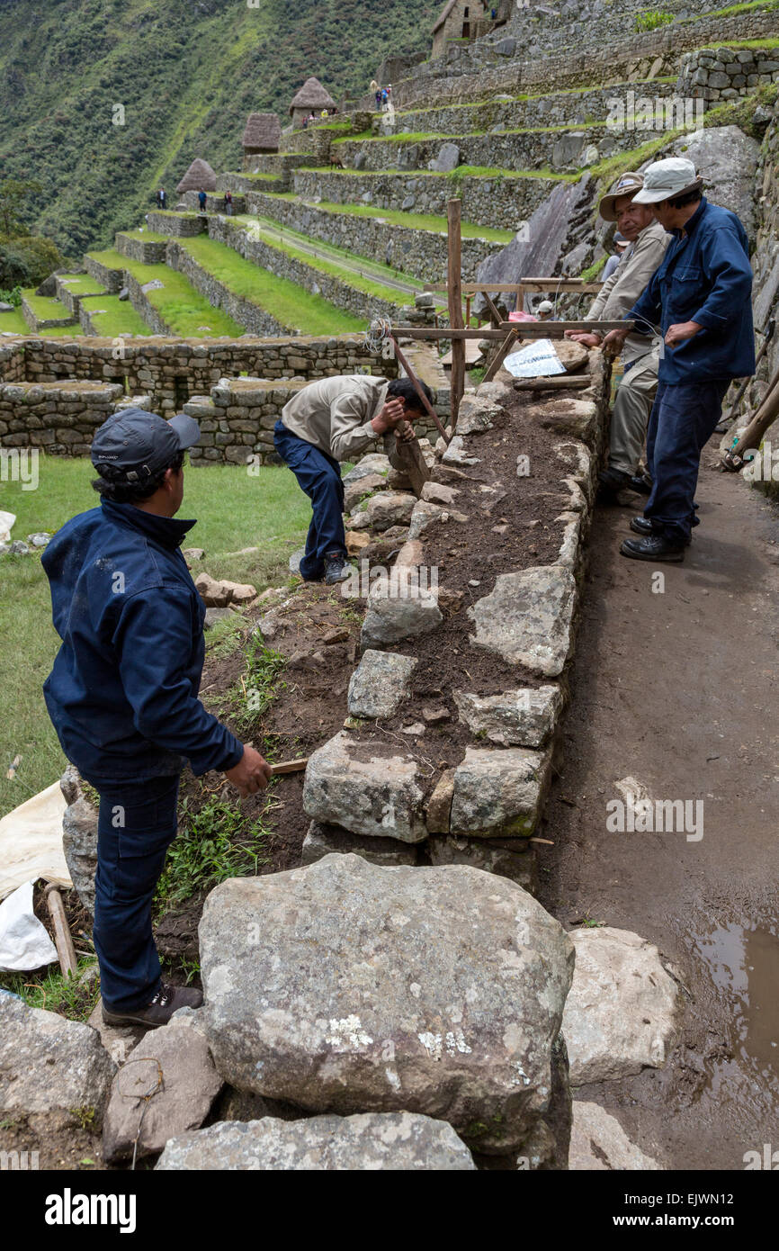 Perú, Machu Picchu. Los trabajadores que realizan tareas de mantenimiento. Foto de stock