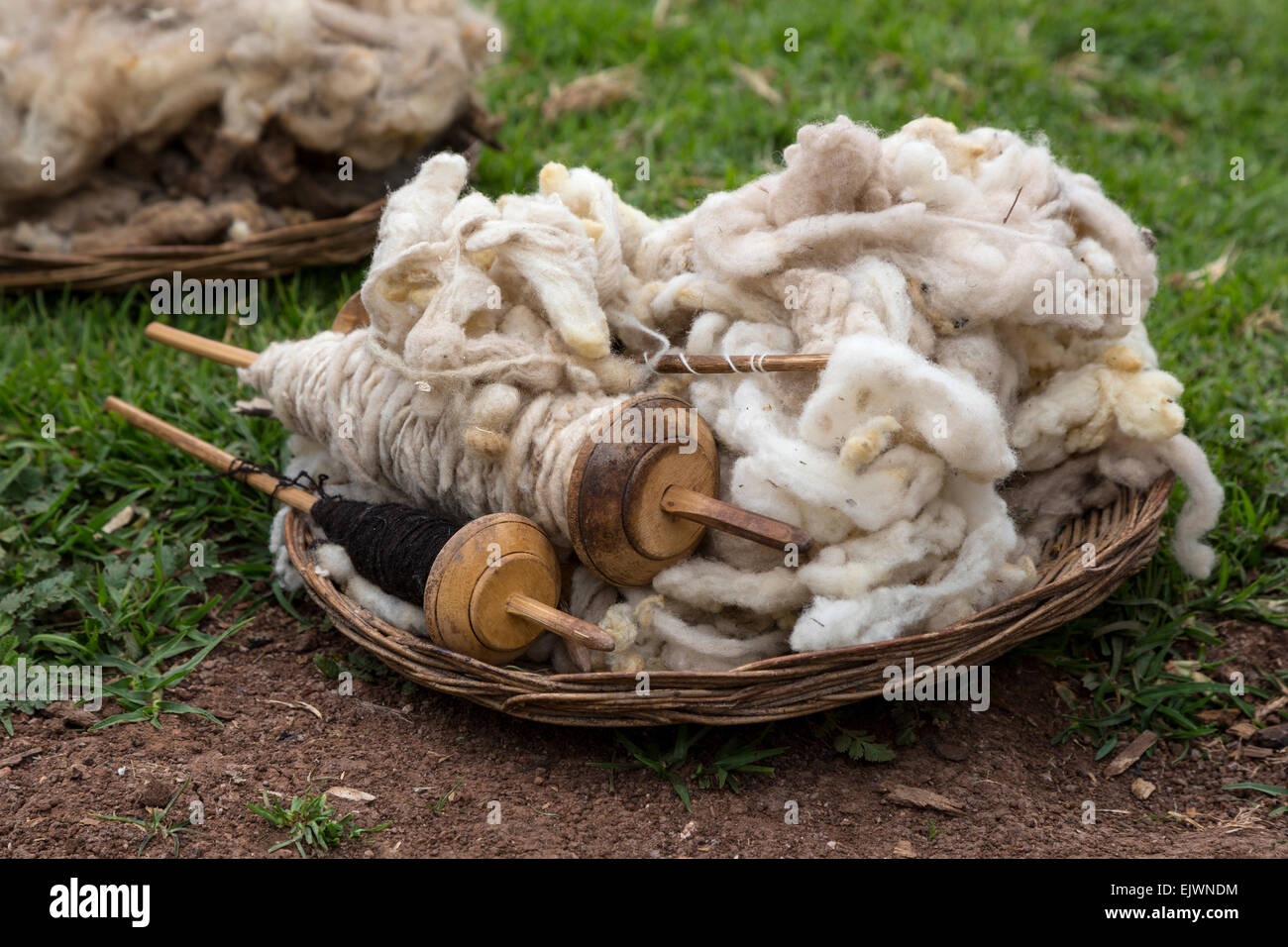 Perú, el Valle de Urubamba, pueblo Quechua, Misminay. Después del lavado de lana en detergentes orgánicos naturales. Lana sucias en segundo plano. Foto de stock