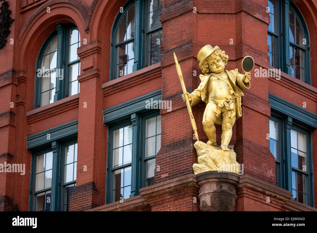 Una estatua de oro de Puck en la esquina del edificio Puck en la zona de Nolita de Nueva York Foto de stock