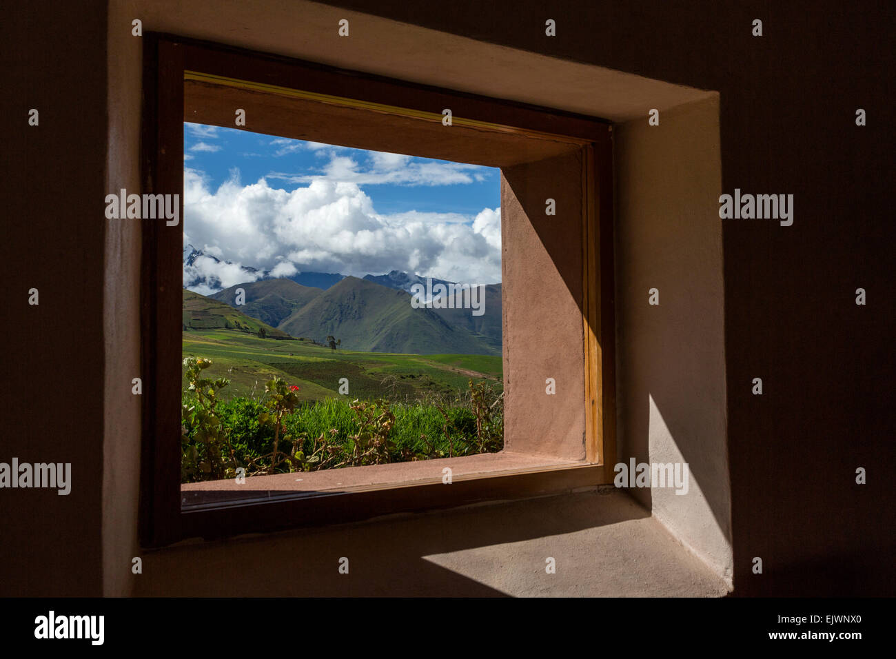 Perú, Moray, Valle de Urubamba. Mirando en tierras de cultivo y la Cordillera de Los Andes, Parador de Moray. Foto de stock