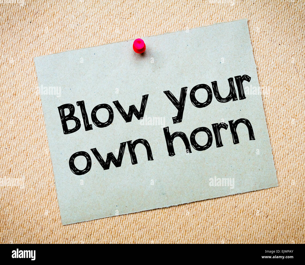Blow Horn tu propio mensaje. Papel reciclado nota anclado en el tablero de corcho. Imagen concepto Foto de stock