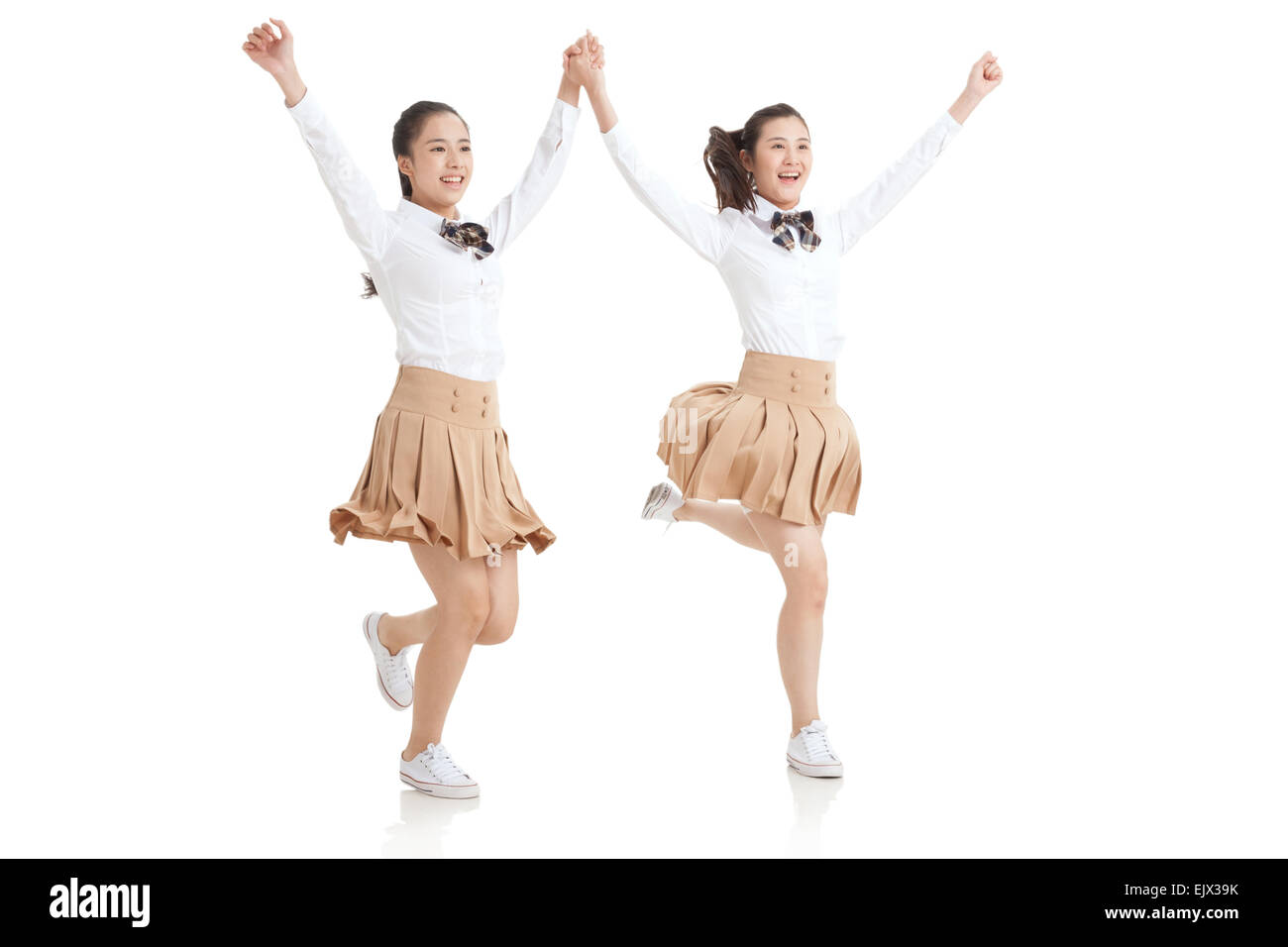 Dos niñas de escuela secundaria manos ejecutar Foto de stock