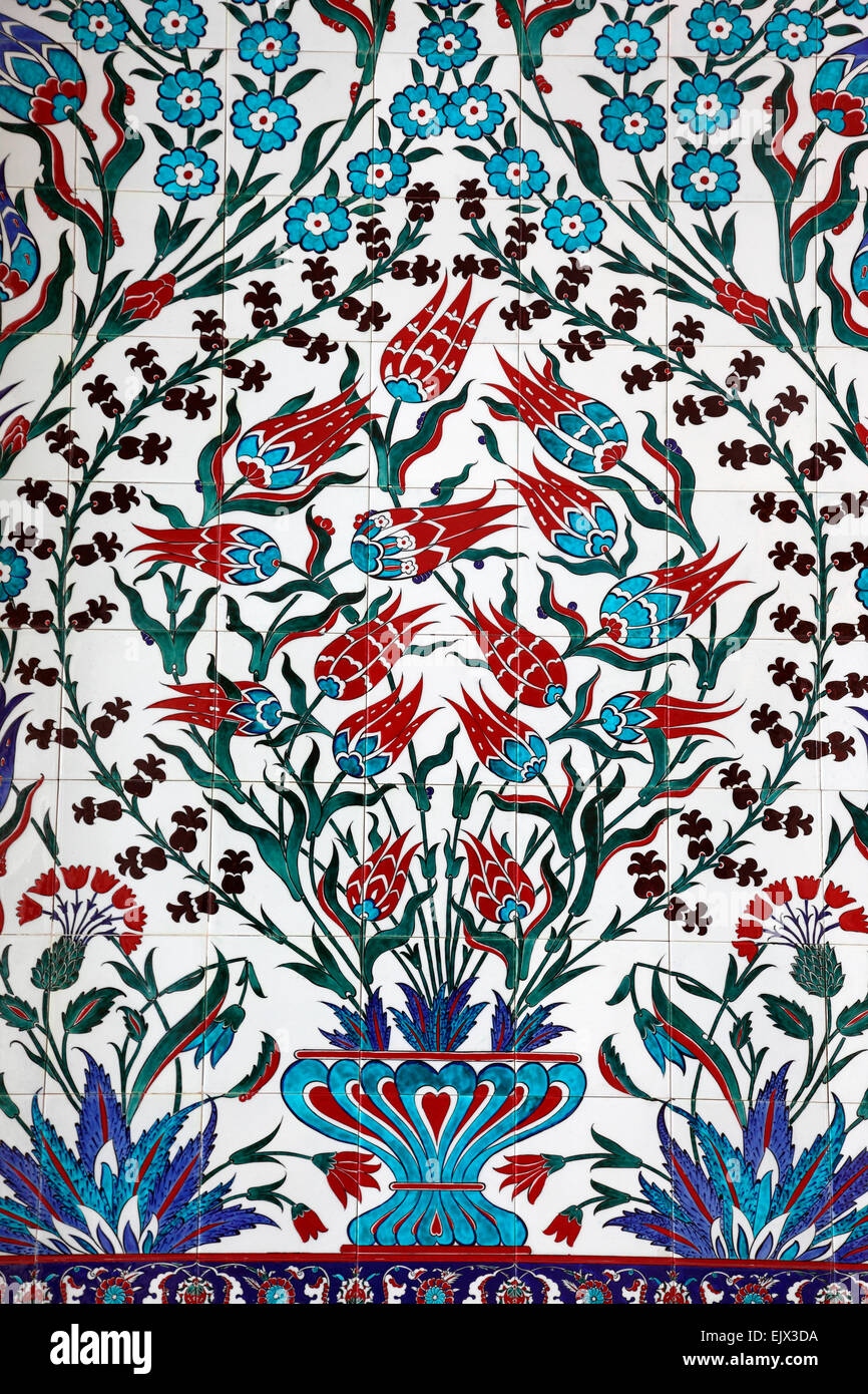 Motivos florales de azulejos en la Gran Mezquita de Abu Dhabi. Foto de stock