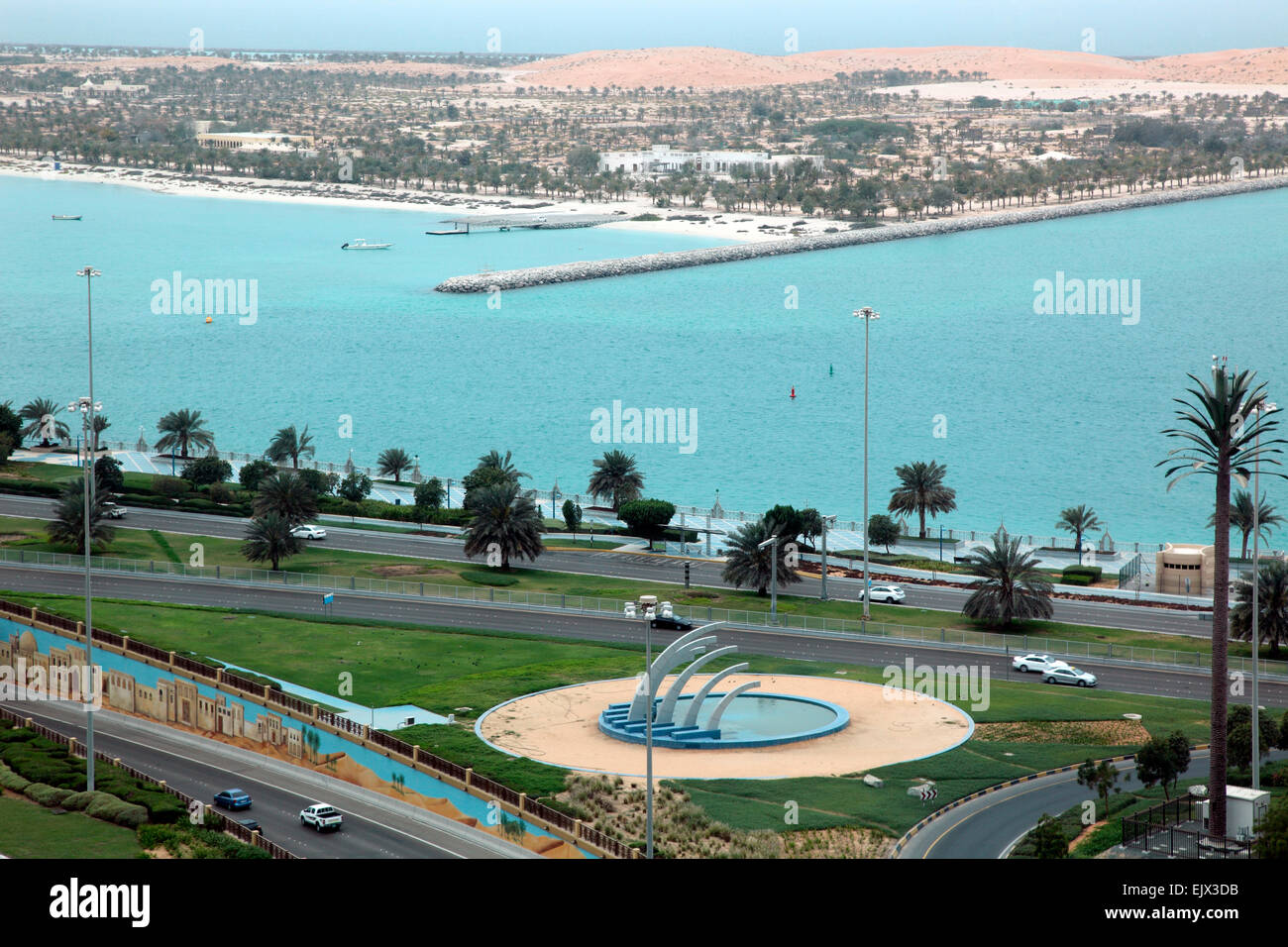 La Corniche, el paseo marítimo que bordea el golfo Arábigo, Abu Dhabi. Foto de stock