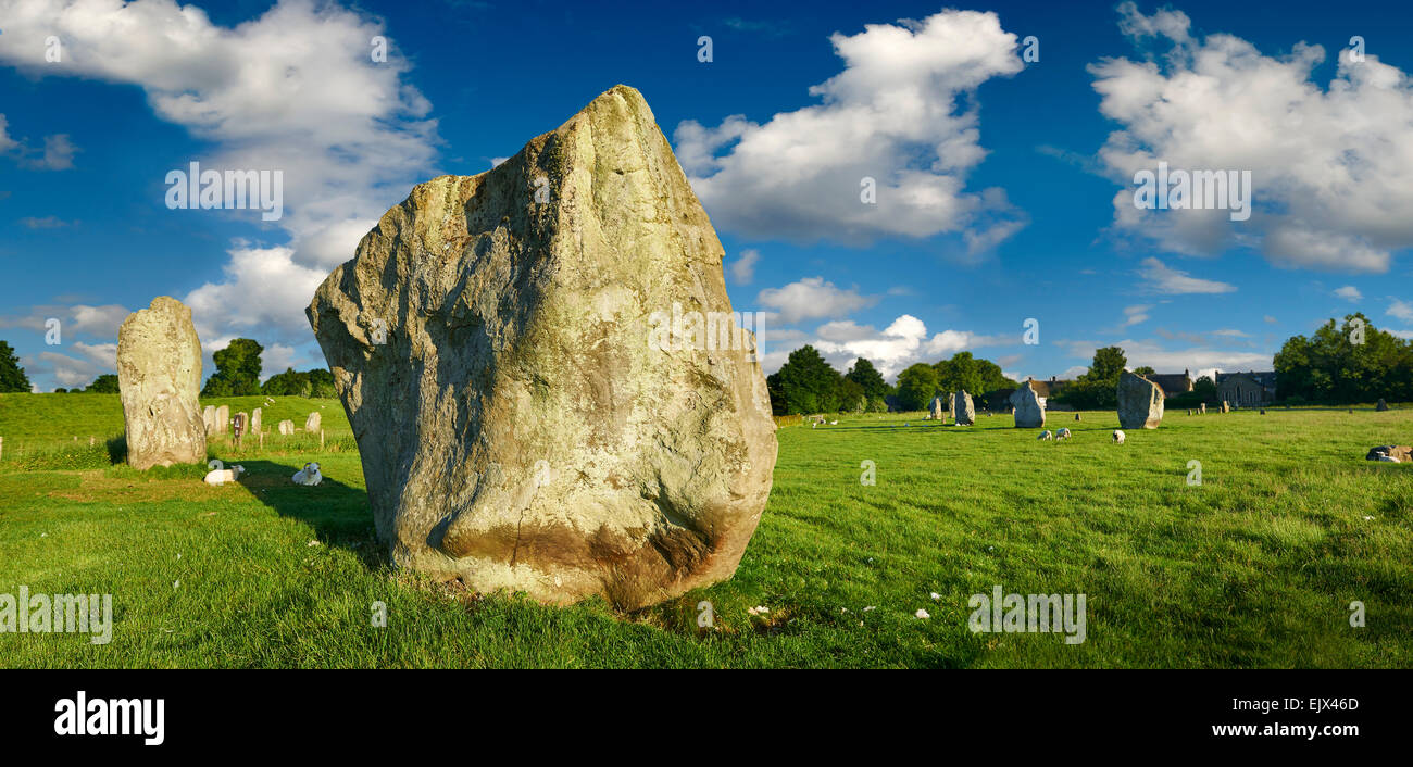 Círculo de piedra de Avebury neolithic permanente, sitio del patrimonio mundial de la unesco, Avebury, Wiltshire, Inglaterra, Reino Unido Foto de stock
