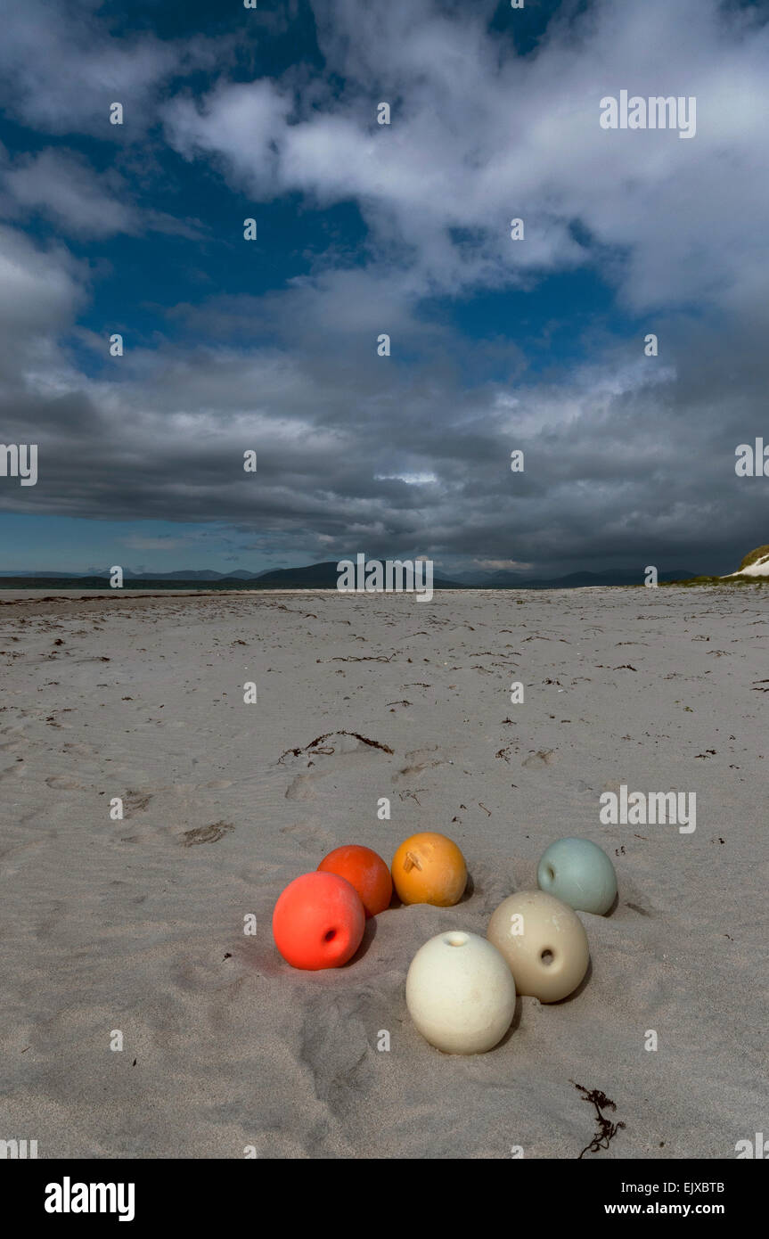 Playa isla berneray hebridean boules flotadores Foto de stock