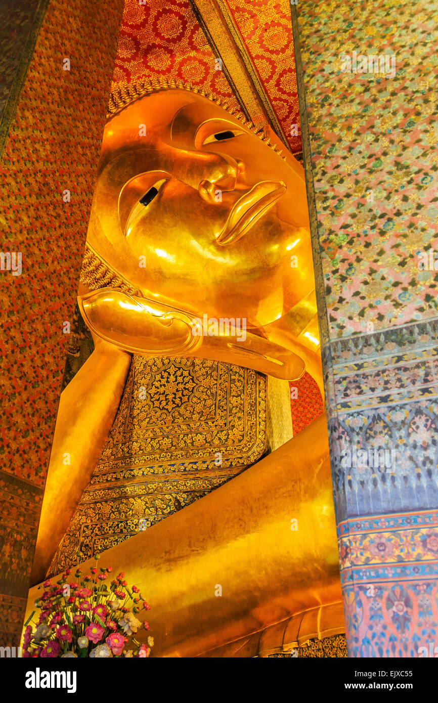 Cara de la estatua de oro del Buda recostado. Wat Pho, en Bangkok, Tailandia Foto de stock