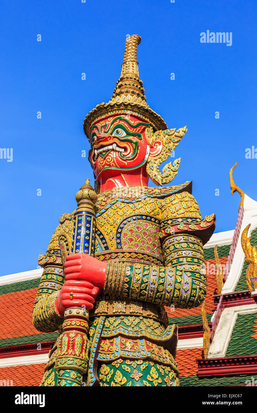 Guardián gigante en el Wat Phra Kaeo. Bangkok, Tailandia Foto de stock