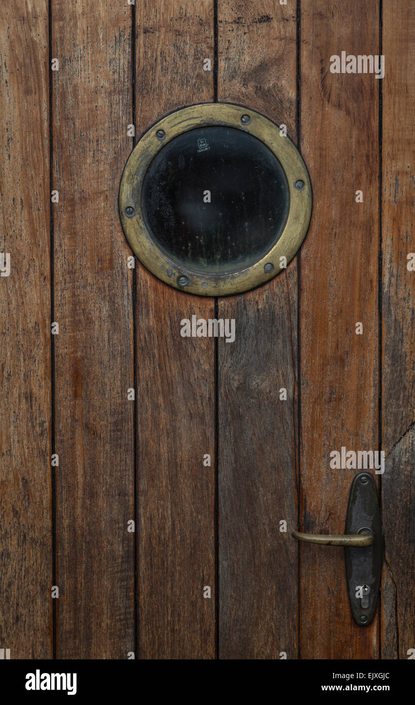 Puerta de madera con ojo de buey de un buque Fotografía de stock - Alamy