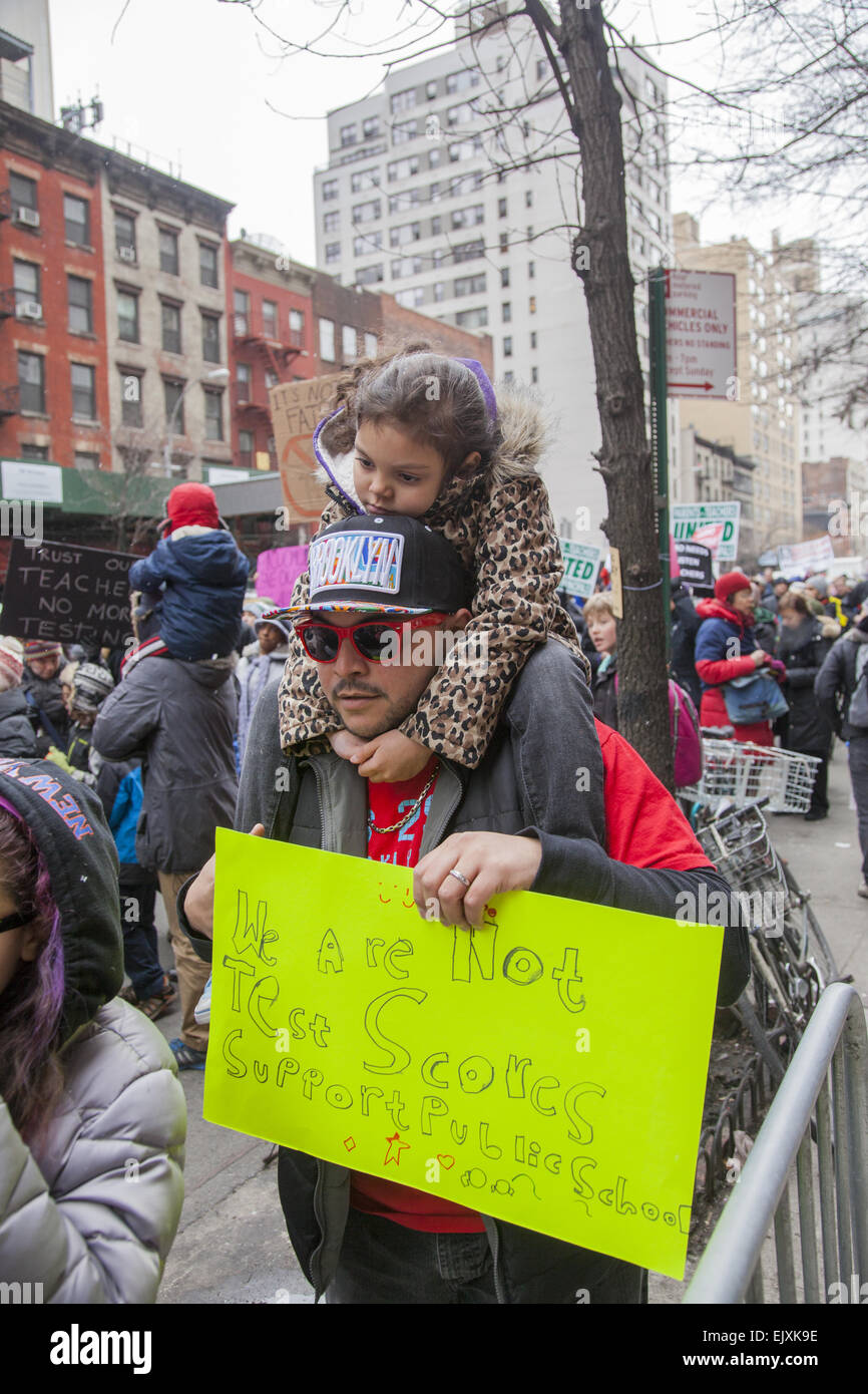 Gran manifestación en Nueva York la oficina del Gobernador en NYC diciéndole a financiar la educación pública y el apoyo a los niños DE PARED NO S Foto de stock