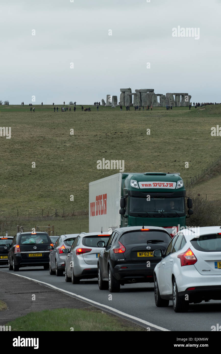 Stonehenge, Wiltshire, Reino Unido. El 02 de abril de 2015. Tráfico pesado y largos retrasos en el A303 pasado stonehenge como personas salir corriendo al oeste durante las vacaciones de pascua Credit: Paul Chambers/Alamy Live News Foto de stock