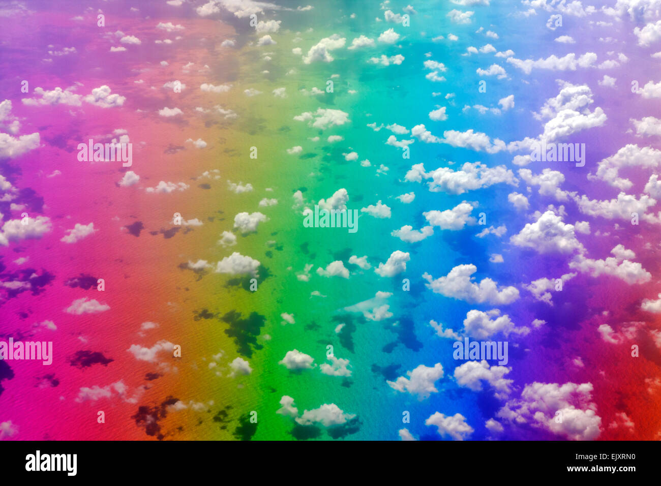 Los colores del arco iris sobre la superficie del océano con nubes arriba Foto de stock