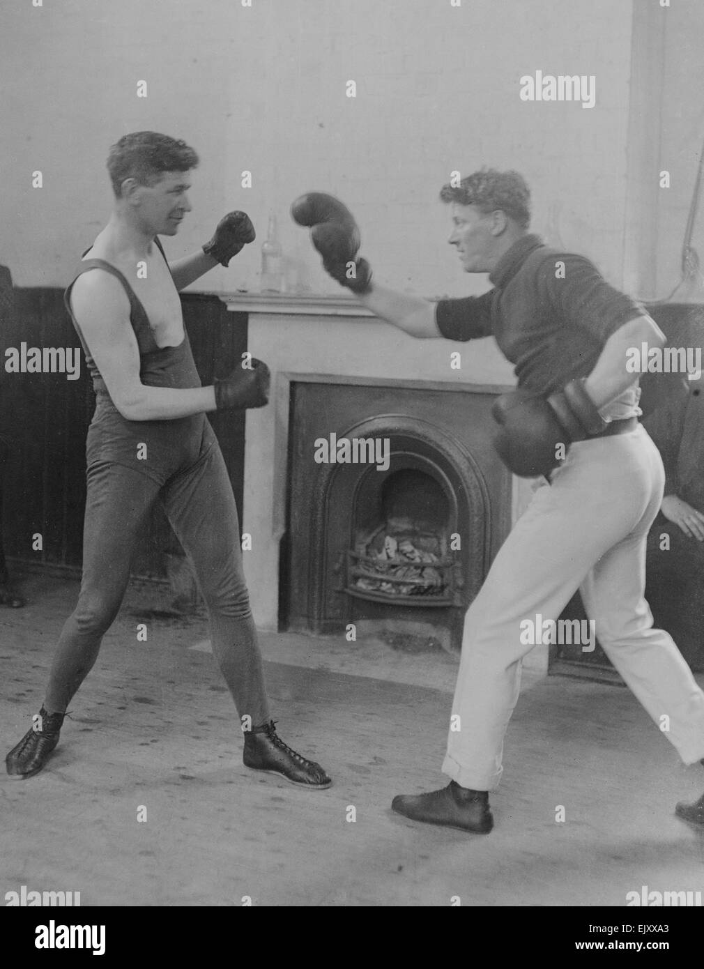 El boxeador de peso medio de Pat O'Keefe (izquierda), visto aquí sparring . Circa 1919 Foto de stock