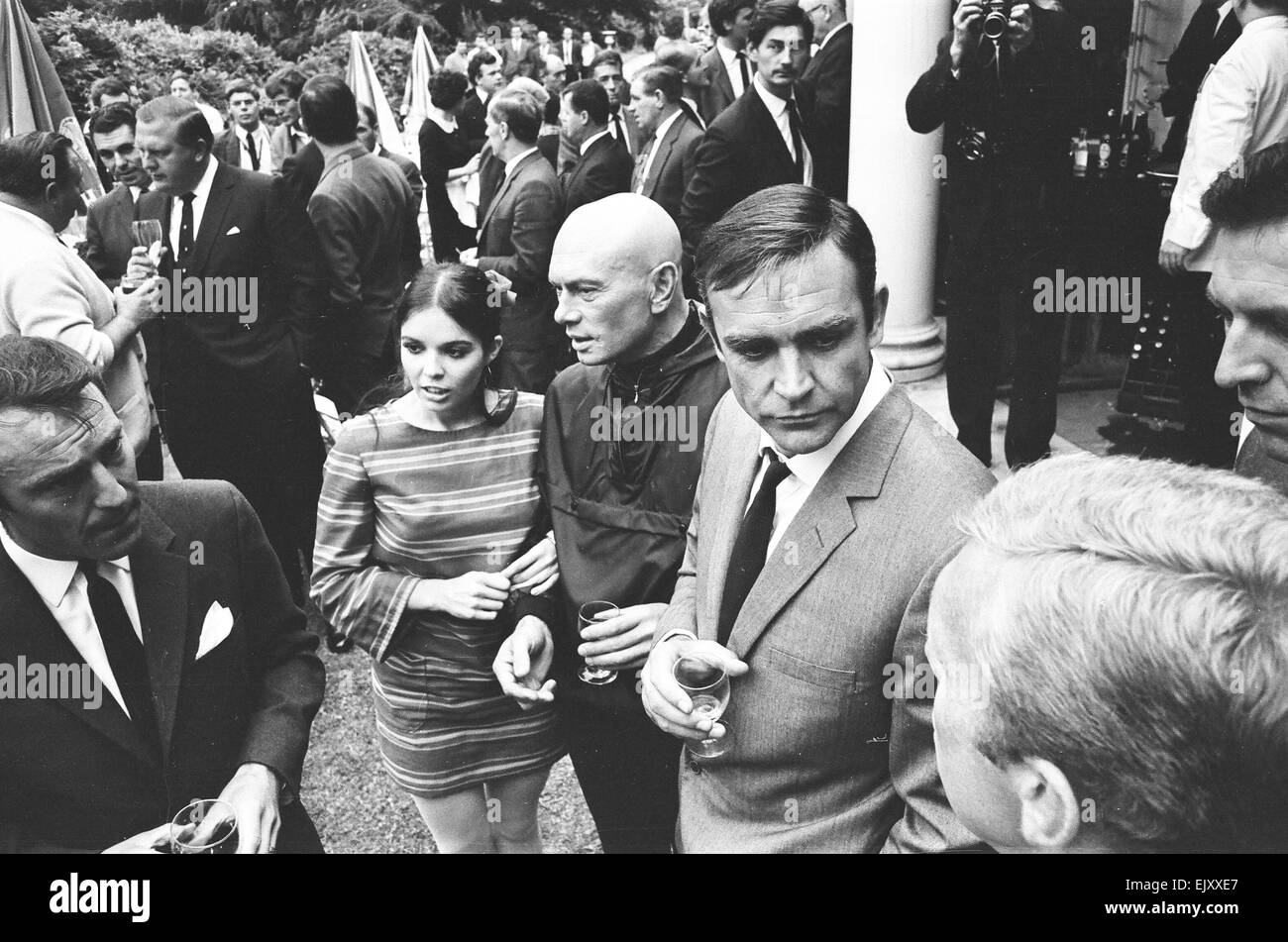 La Copa Mundial 1966 Inglaterra equipo visita a los Estudios Pinewood y pasar tiempo en el rodaje de la nueva película de James Bond sólo se vive dos veces, en donde se reunieron estrellas como Sean Connery. Alrededor de julio de 1966. Foto de stock