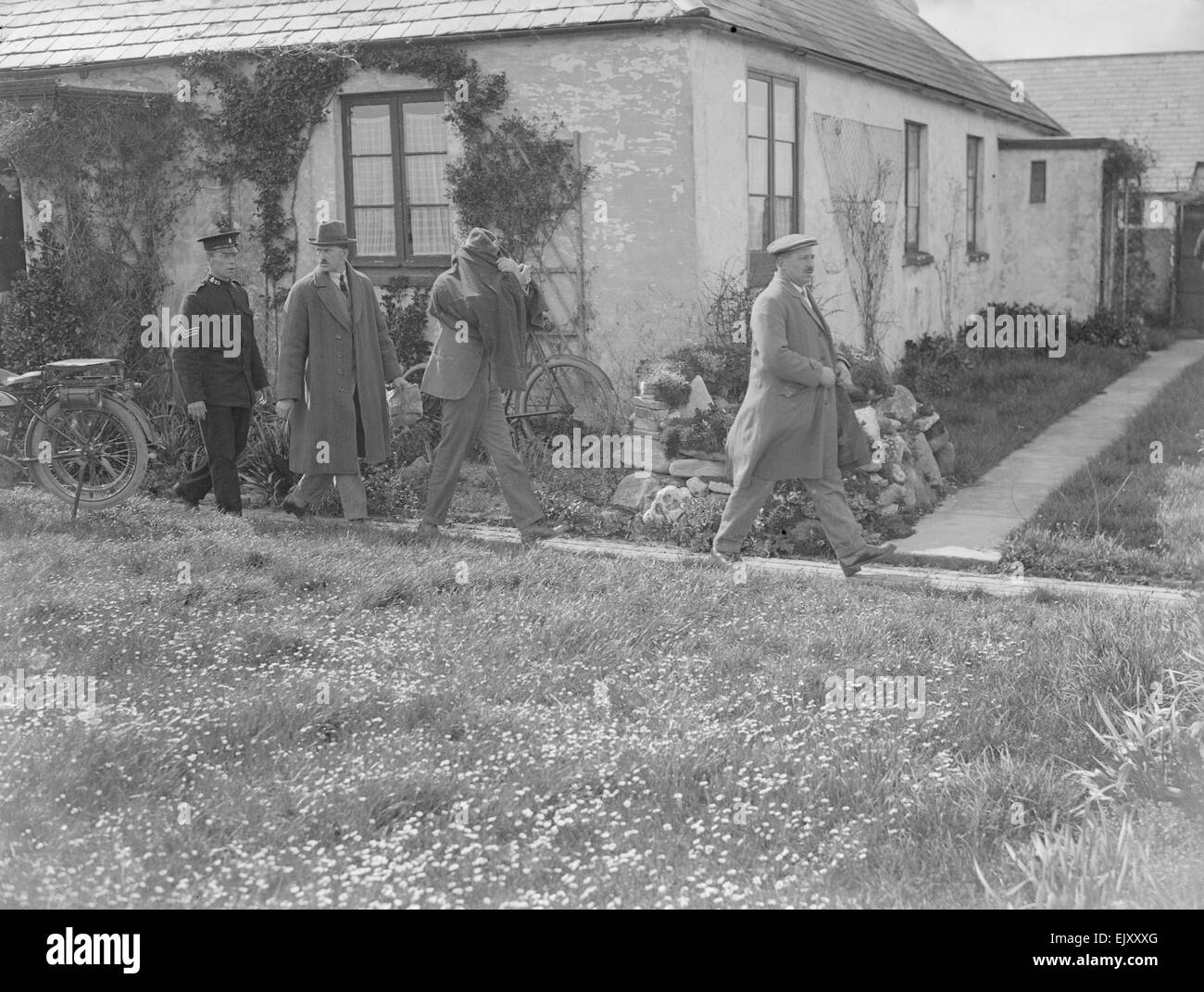 Eastbourne Bungalow asesinato Patrick Mahon acusados del asesinato visto aquí que cubre su rostro como él es acompañado desde el bungalow por dos detectives vestidos de civil y un sargento de la policía. 7 de mayo de 1924 Foto de stock