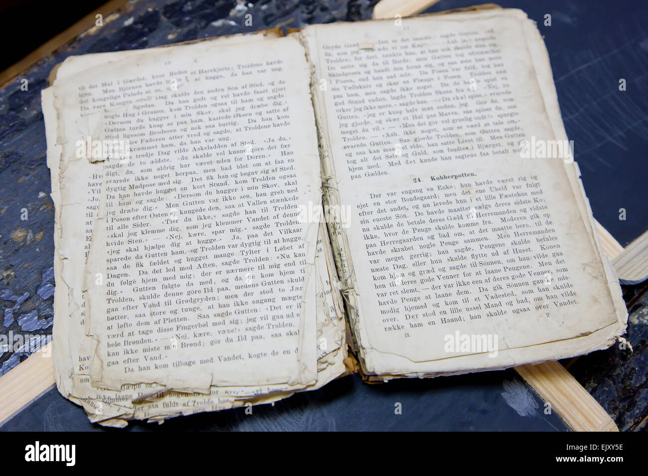 Viejo y desgastado libro de texto Foto de stock