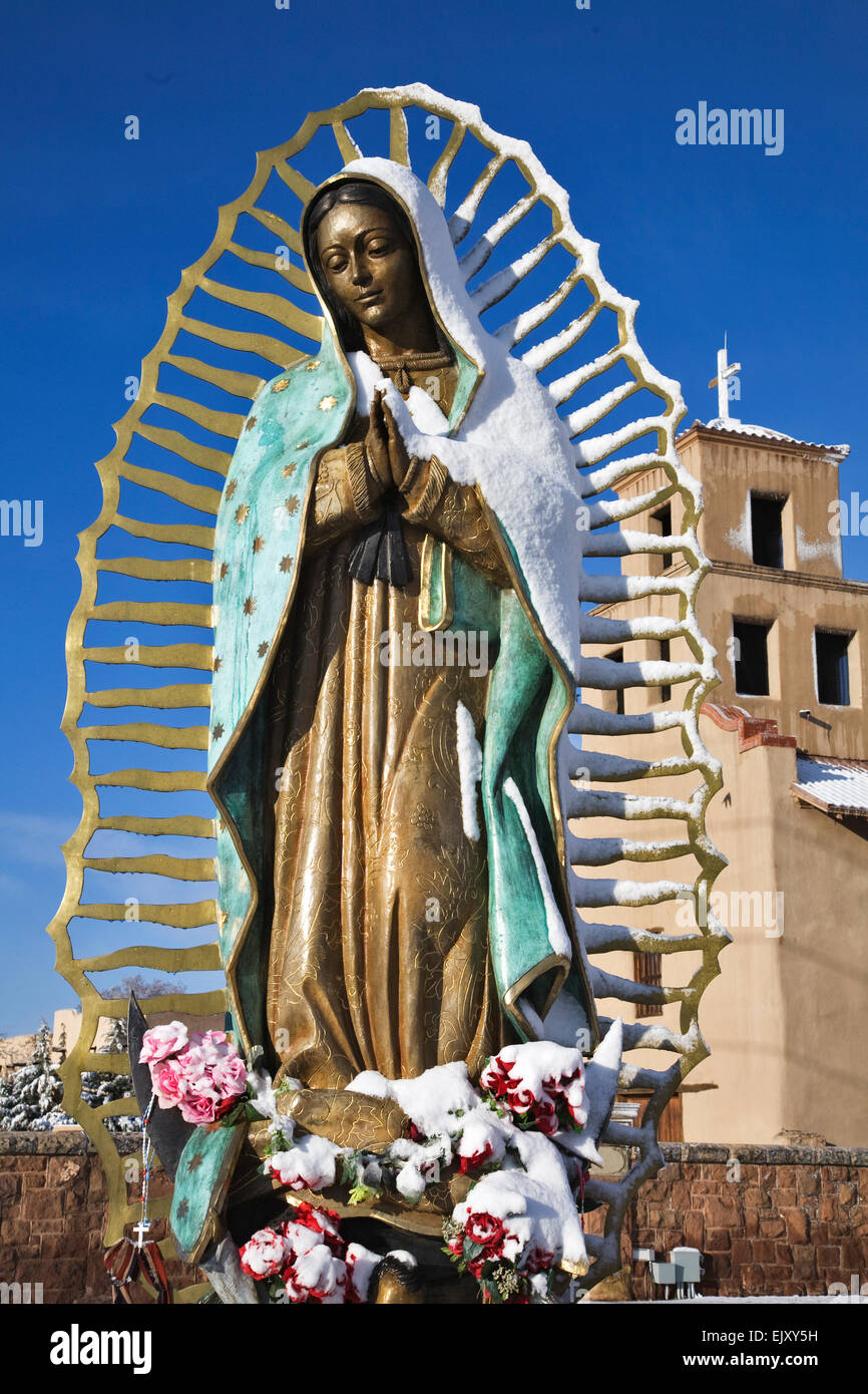 Una gran estatua de la Virgen de Guadalupe adorna el santuario cerca