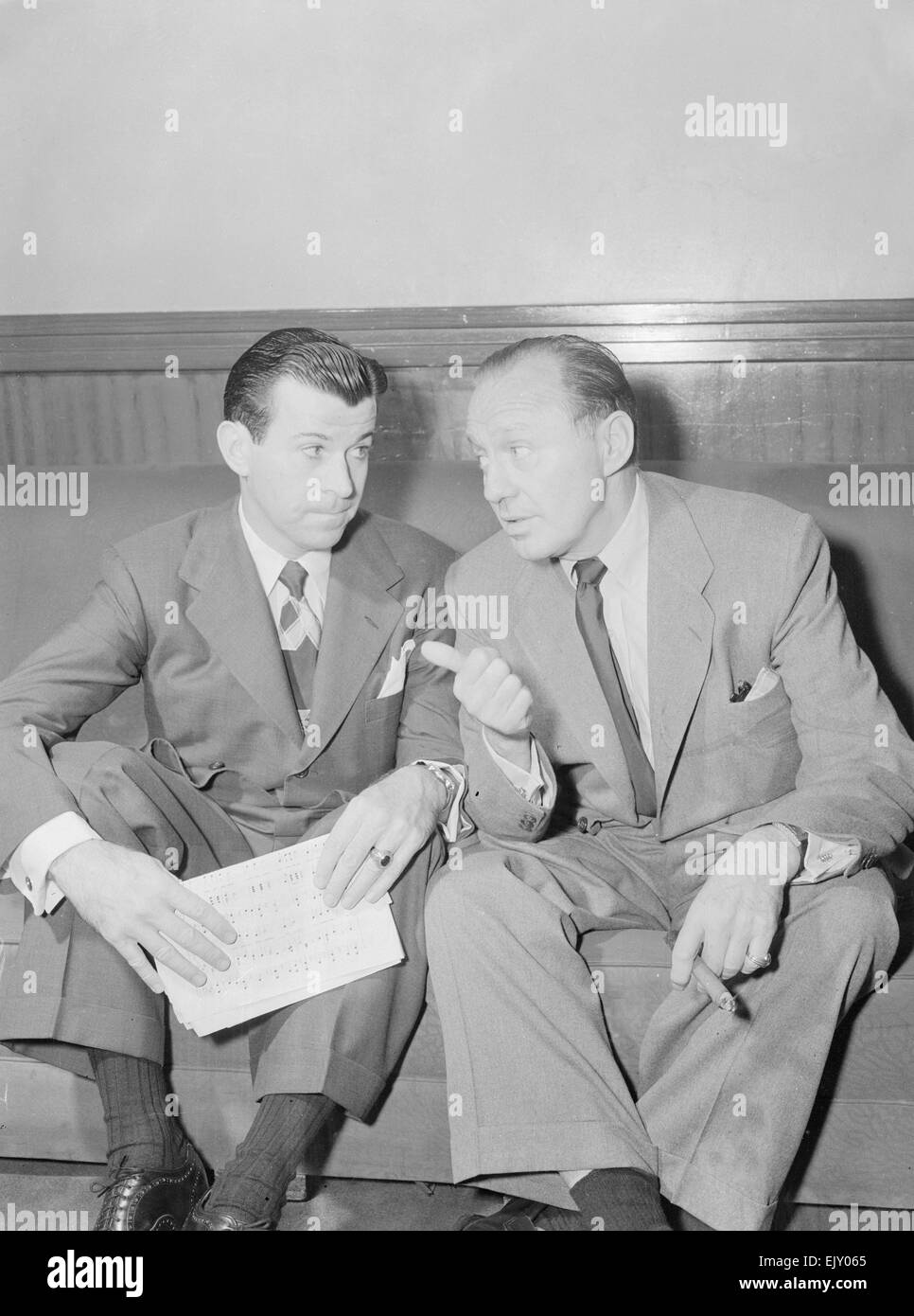 El comediante Jack Benny (derecha), visto aquí con el cantante Dennis día (a la izquierda). 2 de junio de 1952 Foto de stock