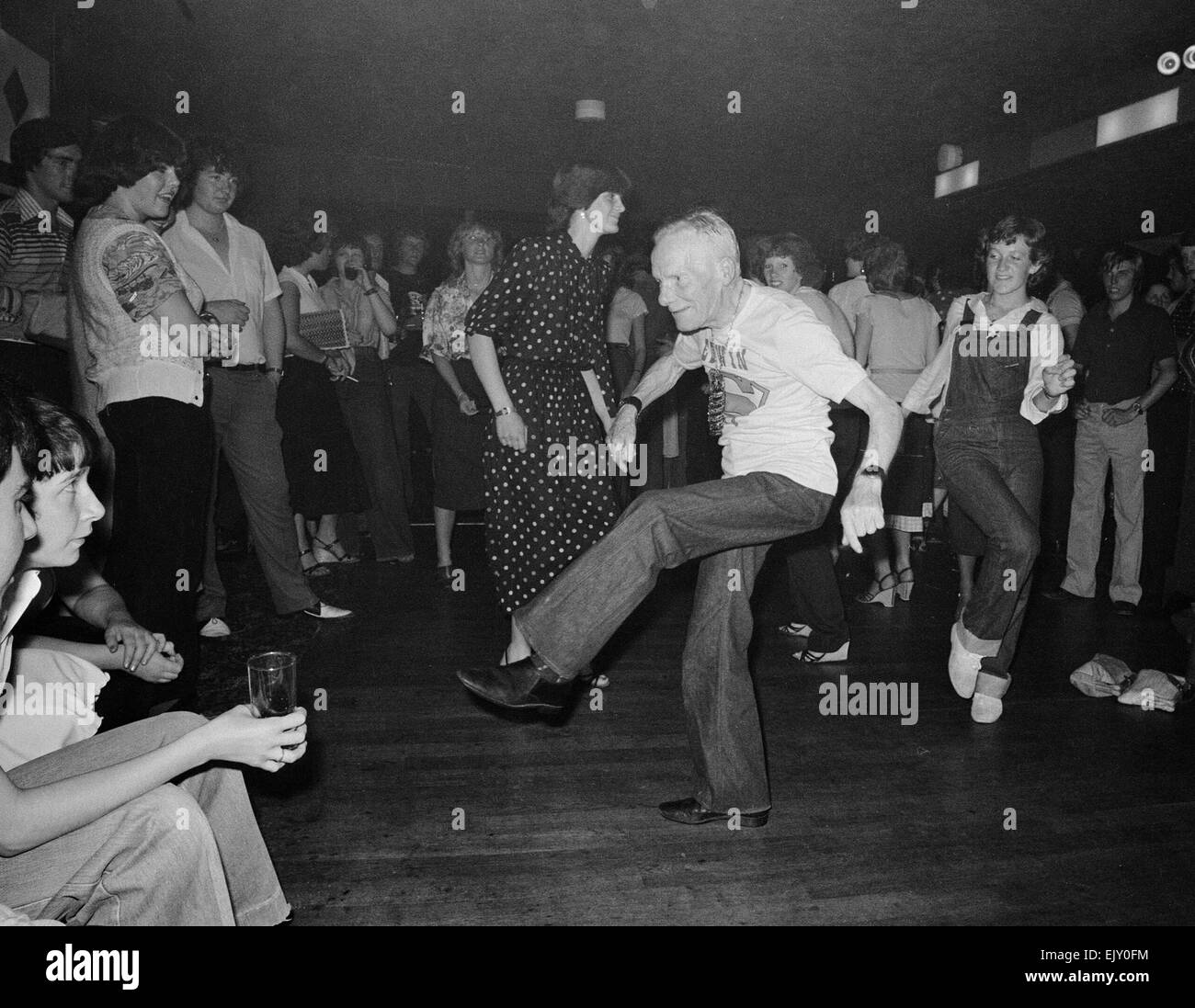 Tu abuelo bailando Edwon Rolestone muestra algunos de sus movimientos. El 6 de mayo de 1979. Foto de stock