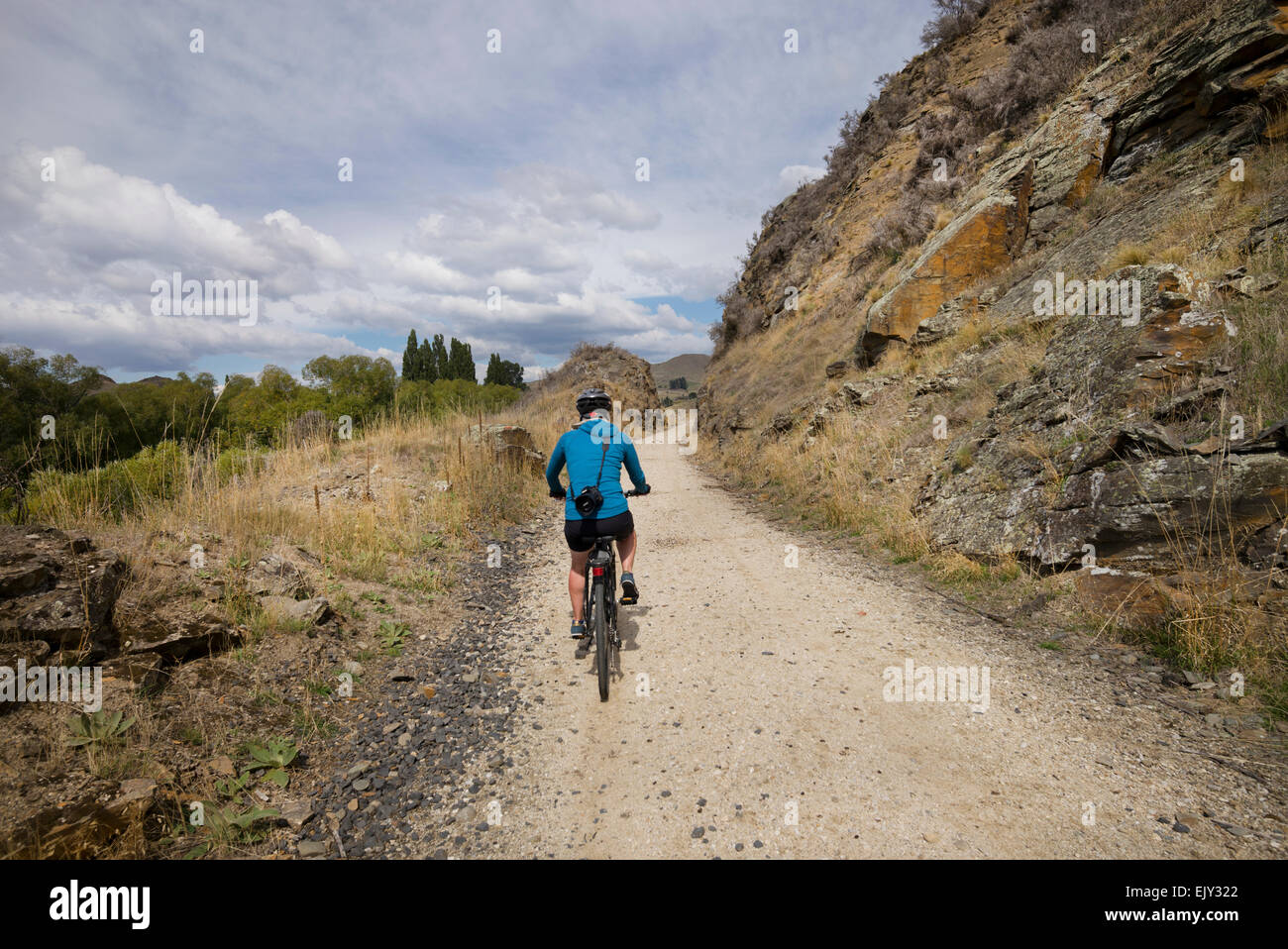 Ciclismo el ciclista femenina Bike Trail Otago, Isla del Sur, Nueva Zelanda. Foto de stock