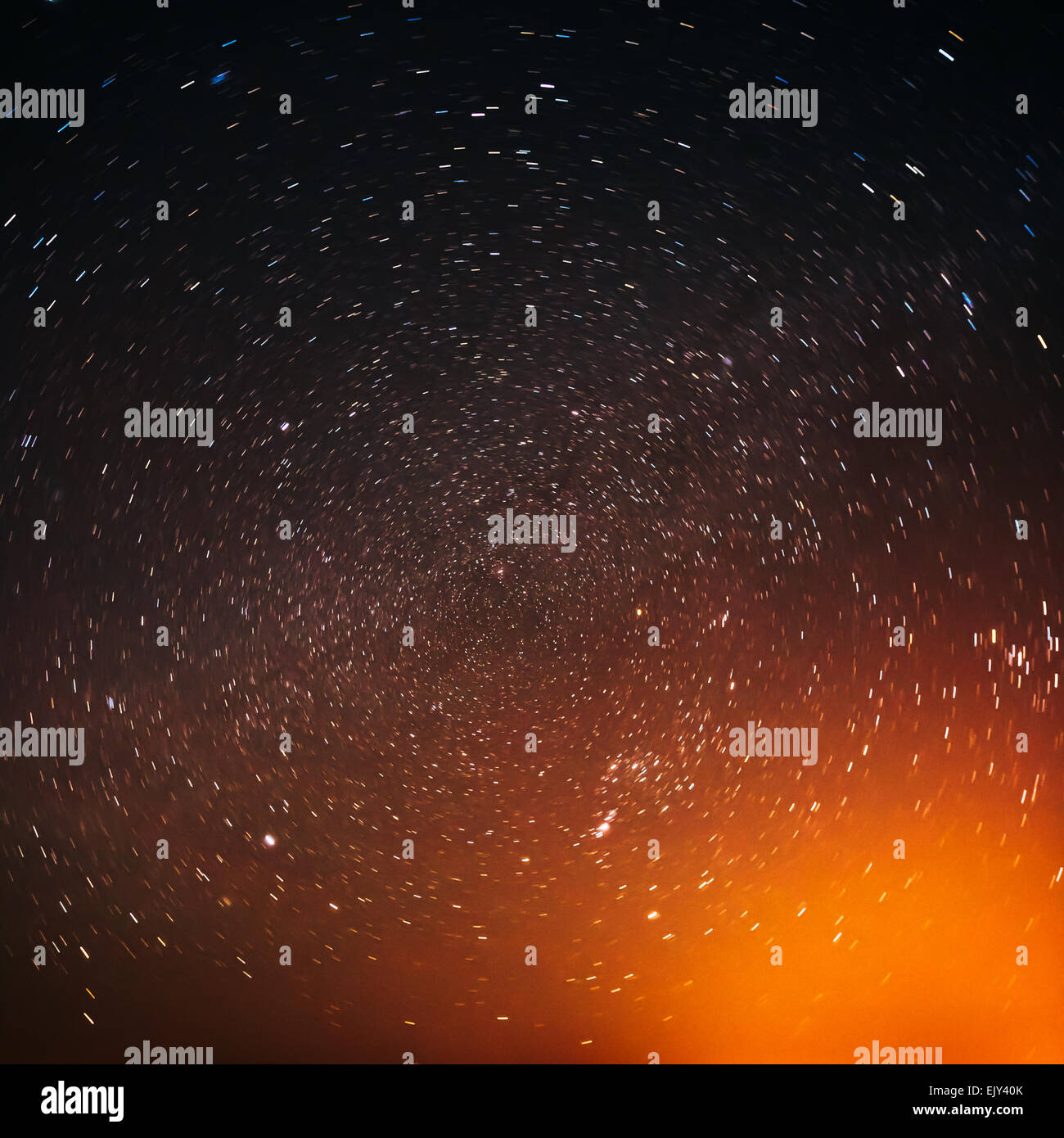 Fotos Del Cielo De Noche Reales Natural Real Cielo Nocturno estrellas textura de fondo. Rotación del cielo  estrellado. Los colores amarillo y naranja atardecer Fotografía de stock -  Alamy
