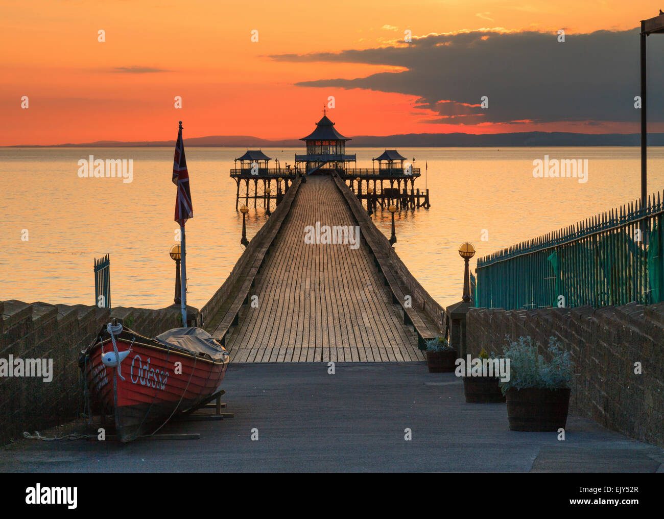 Clevedon Pier en la costa norte de Somerset capturado al atardecer desde cerca del muelle gates en el mes de mayo. Foto de stock