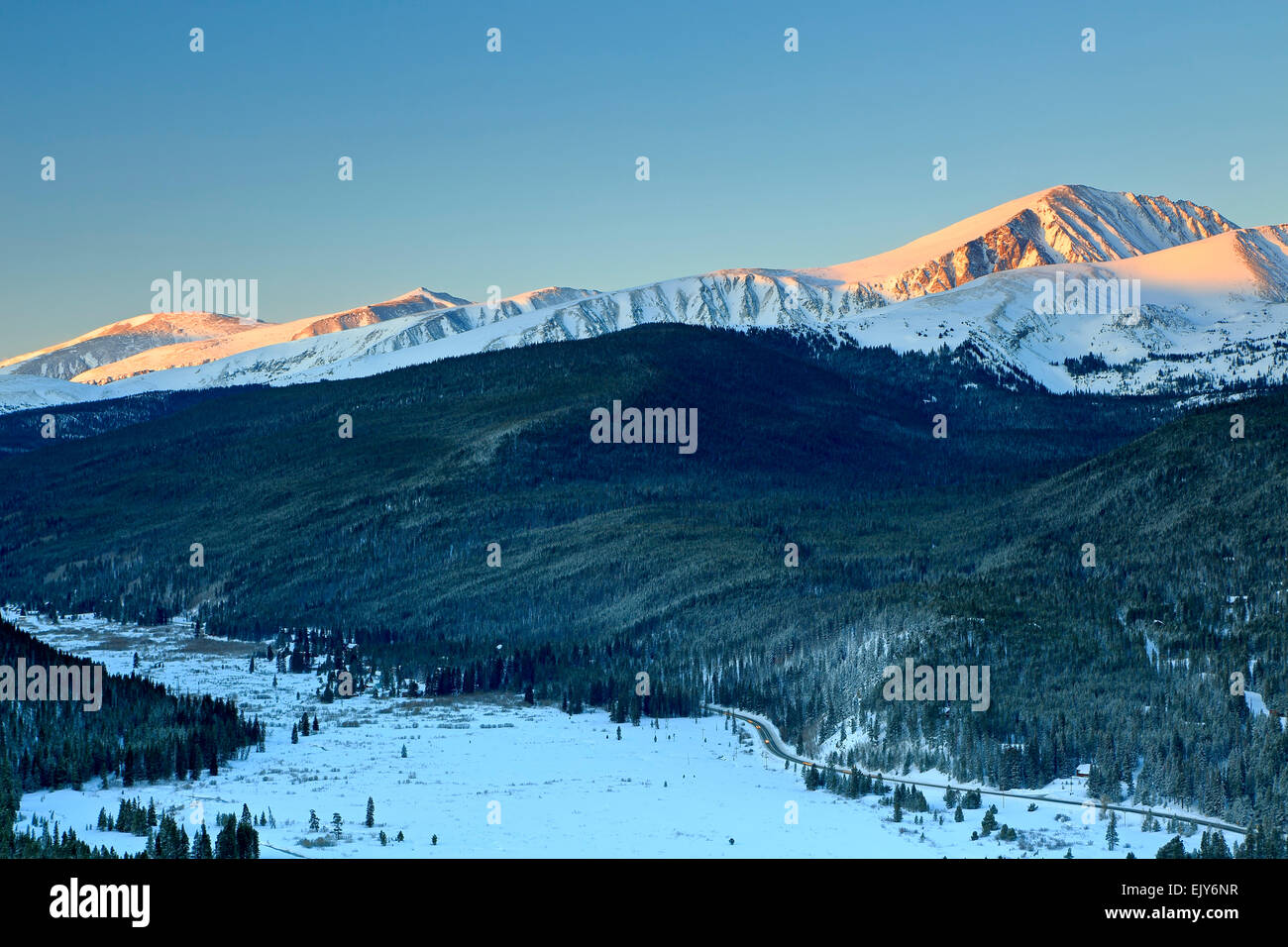 La primera luz sobre el dilema cubiertas de nieve pico (14,265 pies), a diez millas de alcance, y Goose pastos Tarn, Boreas pasar Trail, en Colorado, EE.UU. Foto de stock
