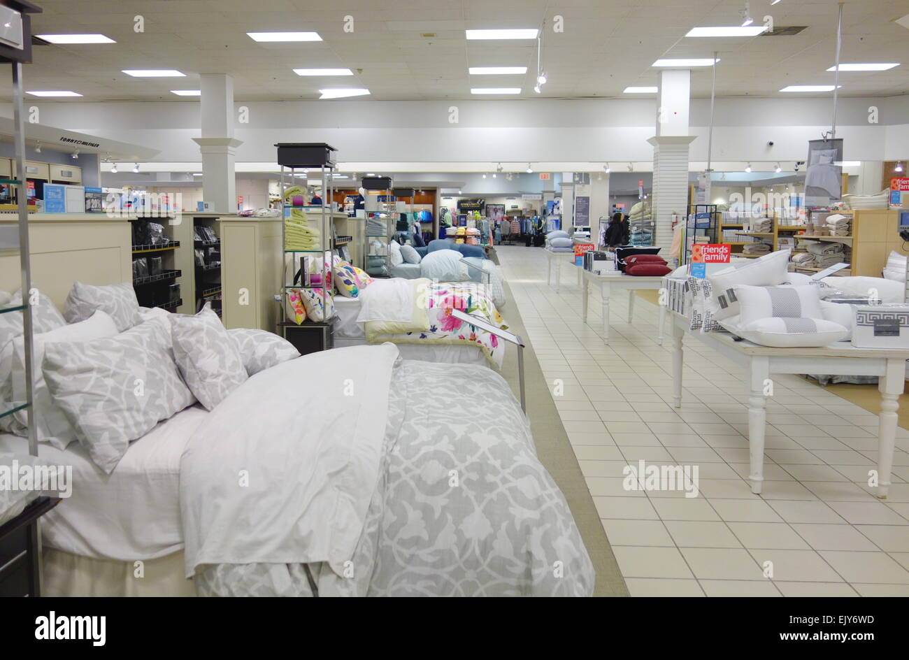 Camas y colchones en venta en una tienda departamental en Toronto, Canadá  Fotografía de stock - Alamy