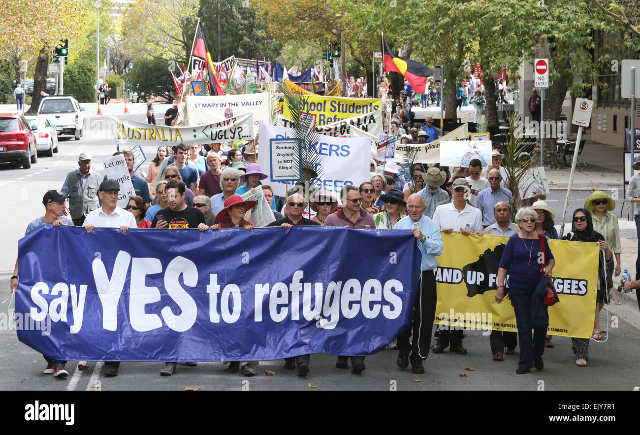 Pancartas en la protesta realizada en Canberra el rallye el domingo de Ramos para los Refugiados. Foto de stock