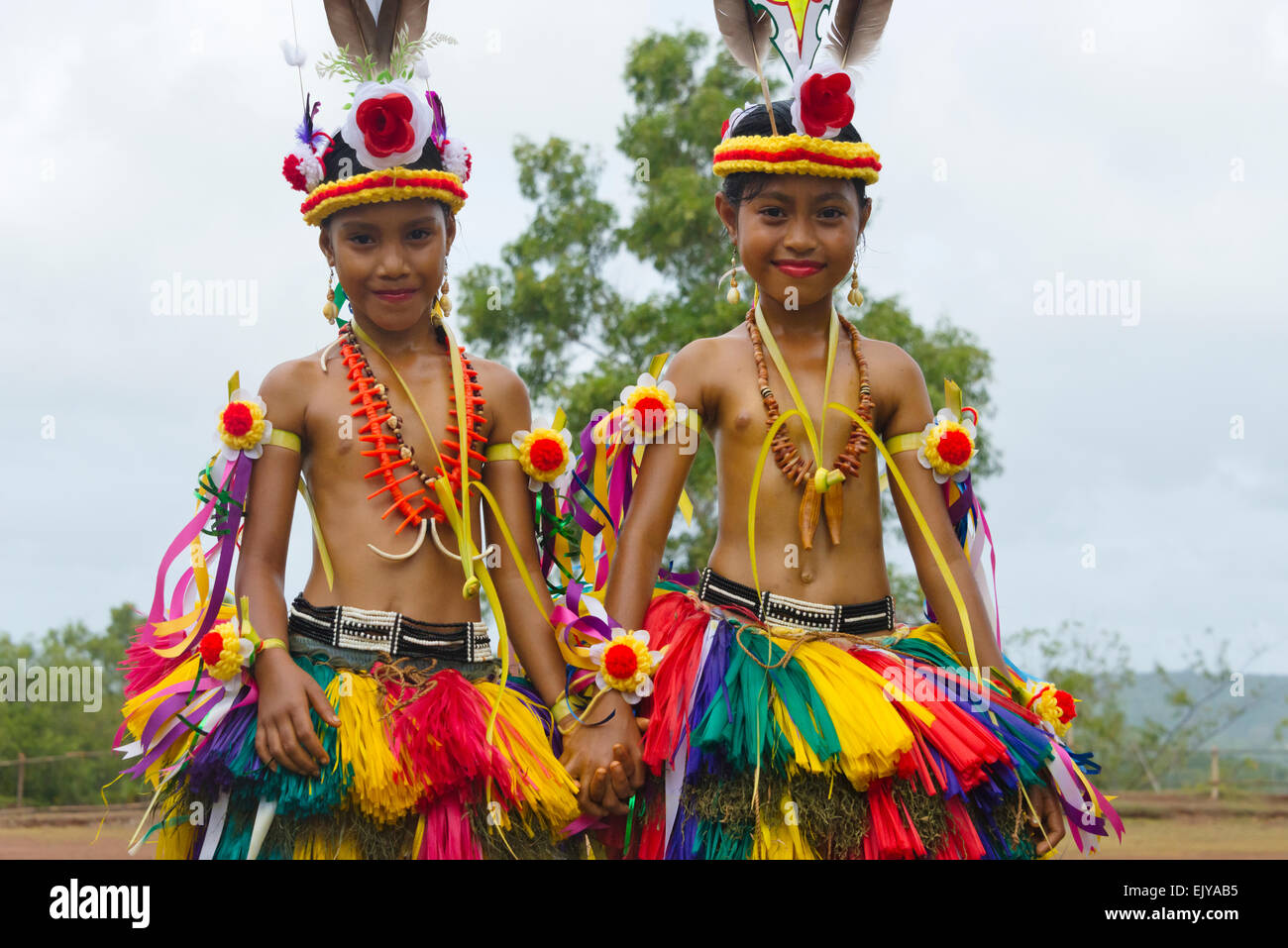 Las niñas de Yap en vestimentas tradicionales en el Festival del Día de