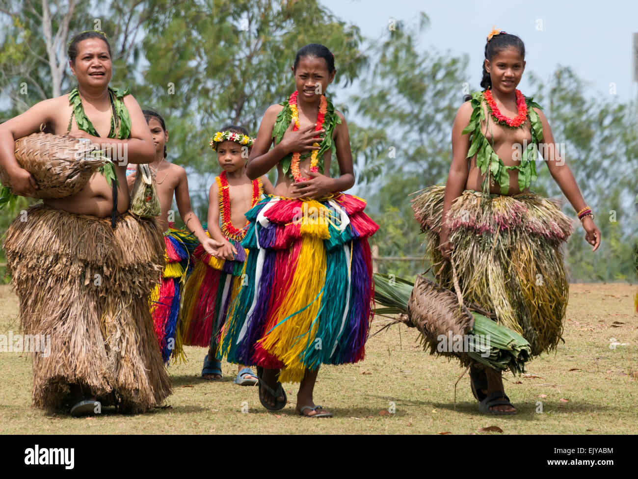 Mujer de Yap en vestimentas tradicionales, la Isla Yap, Estados