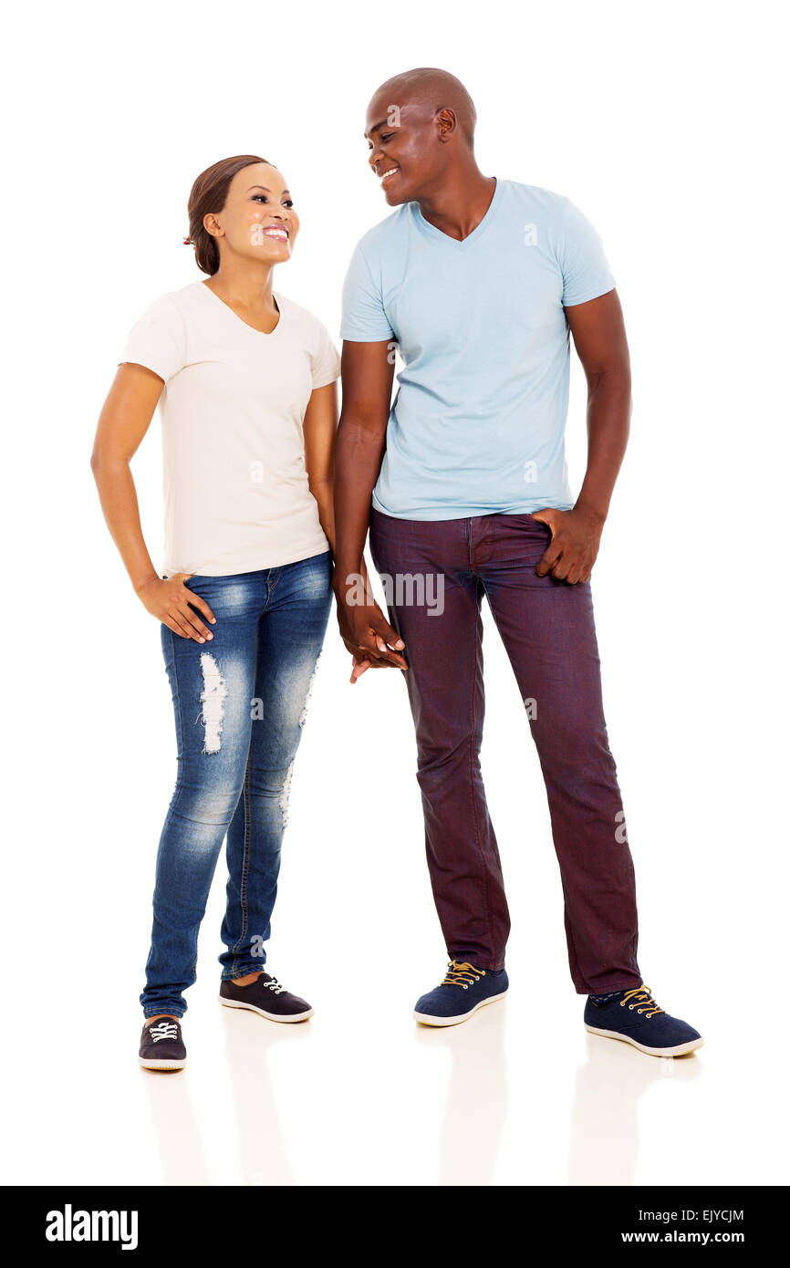 Cute jóvenes africanos par la celebración de manos sobre fondo blanco. Foto de stock