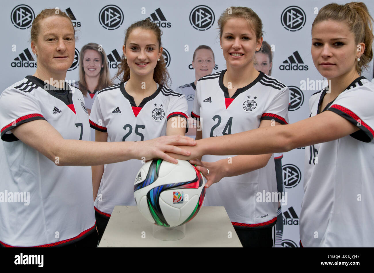 Los jugadores del equipo nacional de fútbol femenino alemán Lena Petermann  (L-R), Sara Daebritz, Melanie Behringer y Melanie Leupolz plantean en sus  nuevas camisetas y la pelota oficial para el 2015 Copa