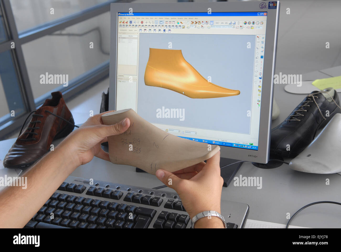 Vigevano (Lombardía, Italia), planta experimental para la producción de  zapatos de calidad, diseño por ordenador Fotografía de stock - Alamy